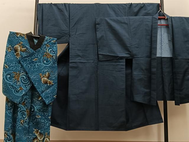 ■■■　サイズ　■■■ 【着物】 身丈 139cm（肩から） 裄丈 70.5cm 袖丈 49cm　縫込み 4cm 袖幅 36cm 前幅 26.5cm 後幅 30cm 着物縫いこみ 内揚げ 0cm 裄 お袖側 約1cm　身頃側 約1.5cm 【羽織】 身丈 91cm（肩から） 裄丈 72cm 袖丈 47cm　縫込み 5cm 袖幅 37cm 前幅 19.5cm 後幅 31cm 裄 お袖側 約1cm　身頃側 約1cm 【長襦袢：単衣：ウール】 身丈 138cm（肩から） 裄丈 65cm 袖丈 48cm　縫込み 0cm 袖幅 31.5cm 前幅 22cm 後幅 33cm 着物縫いこみ 内揚げ 0cm 裄 お袖側 約0cm　身頃側 約1cm ■■■　商品詳細　■■■ 【正絹】 着物・羽織の状態は特に目立ったシミ汚れなどもなく大変良い状態です。 長襦袢の状態は接写画像のように 左袖・後身頃に穴がございますが その他特に目立ったシミ汚れなどもなく大変良い状態です。 大変上質な逸品になります。 お安く出品致しますので、是非この機会にいかがでしょうか？ ■■■　注意事項　■■■ ■モニター発色の具合により色合いが異なる場合がございます。 ■寸法は多少の誤差が生じる場合がございますのでご了承ください。 ■縫込みの長さが左右非対称の場合は短い部分を記載しております。 左右非対称であってもご返品・お値引き等の保証は出来かねますので、ご了承の上ご購入をお願い致します。 ■シミ等のチェックには注意を払っておりますが、見落としがある場合もございますし、個人の見解も様々ですので神経質な方のご購入はお控えください。 ■箪笥に入っておりました着物や帯なので畳みシワや匂いがあるものもございます。 ■お休みは基本的に土日祝となりますが、その他臨時でお休みする場合がございますのでご了承ください。 ■商品の発送は平日のみの発送となります。 ■夜間と土曜、日曜日はお問い合わせの回答が遅れる場合がございます。 ■当店では、お直し、紋入れ、お手入れ等は承っておりません。 ■生地の状態（ヤケ、経年劣化等）によってはサイズ直しが出来ない場合がございます。 その点もどうかご了承のうえ、ご購入をお願いいたします。 ■弊社で取り扱う商品は一点ものにつき、時期や在庫状況に応じて金額が変更となる場合がございます。 ■検針は行っておりません。予めご了承いただきますようお願いいたします。 ■【洗える着物】と記載のある商品におきましては、商品お届け後に洗濯を行ってしまってからのご返品にはご対応しかねます。 念の為、専門店でのお手入れをお願いいたします。 ■写真に写っている物が全てになります。それ以外の付属品はございませんのでご了承ください。 ■状態に関する写真につきましては、掲載可能な写真枚数に限りがあるため、各箇所につき1枚参考画像を掲載しております。 ■着物のサイズ目安は下記を参考ください↓ ＜女性着物＞　お端折り次第で＋5cm　−1cmが着用可能サイズ 　例）身丈170cmの場合、身長160cm〜175cm ＜男性着物＞　身丈＋約25cm〜27cm程が適応身長 　例）身丈155cmの場合、身長180〜182cm