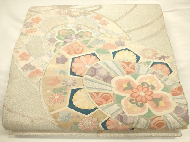 ■■■　サイズ　■■■ 長さ 432cm 幅 31cm程 ■■■　商品詳細　■■■ 【正絹・芯なし】 詳細に関しましては、画像をご確認ください。 大変上質な逸品になります。 お安く出品致しますので、是非この機会にいかがでしょうか？ ■■■　注意事項　■■■ ■モニター発色の具合により色合いが異なる場合がございます。 ■寸法は多少の誤差が生じる場合がございますのでご了承ください。 ■縫込みの長さが左右非対称の場合は短い部分を記載しております。 左右非対称であってもご返品・お値引き等の保証は出来かねますので、ご了承の上ご購入をお願い致します。 ■シミ等のチェックには注意を払っておりますが、見落としがある場合もございますし、個人の見解も様々ですので神経質な方のご購入はお控えください。 ■箪笥に入っておりました着物や帯なので畳みシワや匂いがあるものもございます。 ■お休みは基本的に土日祝となりますが、その他臨時でお休みする場合がございますのでご了承ください。 ■商品の発送は平日のみの発送となります。 ■夜間と土曜、日曜日はお問い合わせの回答が遅れる場合がございます。 ■当店では、お直し、紋入れ、お手入れ等は承っておりません。 ■生地の状態（ヤケ、経年劣化等）によってはサイズ直しが出来ない場合がございます。 その点もどうかご了承のうえ、ご購入をお願いいたします。 ■弊社で取り扱う商品は一点ものにつき、時期や在庫状況に応じて金額が変更となる場合がございます。 ■検針は行っておりません。予めご了承いただきますようお願いいたします。 ■【洗える着物】と記載のある商品におきましては、商品お届け後に洗濯を行ってしまってからのご返品にはご対応しかねます。 念の為、専門店でのお手入れをお願いいたします。 ■着物のサイズ目安は下記を参考ください↓ ＜女性着物＞　お端折り次第で＋5cm　−1cmが着用可能サイズ 　例）身丈170cmの場合、身長160cm〜175cm ＜男性着物＞　身丈＋約25cm〜27cm程が適応身長 　例）身丈155cmの場合、身長180〜182cm