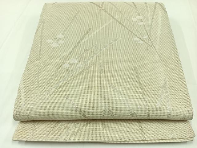 ■■■　サイズ　■■■ 長さ 432cm 幅 30cm程 ■■■　商品詳細　■■■ 【正絹・芯なし】 状態は接写画像のように たれ先・太鼓下部・手先に薄い汚れがございますが その他特に目立ったシミ汚れなどもなく大変良い状態です。 大変上質な逸品になります。 お安く出品致しますので、是非この機会にいかがでしょうか？ ■■■　注意事項　■■■ ■モニター発色の具合により色合いが異なる場合がございます。 ■寸法は多少の誤差が生じる場合がございますのでご了承ください。 ■縫込みの長さが左右非対称の場合は短い部分を記載しております。 左右非対称であってもご返品・お値引き等の保証は出来かねますので、ご了承の上ご購入をお願い致します。 ■シミ等のチェックには注意を払っておりますが、見落としがある場合もございますし、個人の見解も様々ですので神経質な方のご購入はお控えください。 ■箪笥に入っておりました着物や帯なので畳みシワや匂いがあるものもございます。 ■お休みは基本的に土日祝となりますが、その他臨時でお休みする場合がございますのでご了承ください。 ■商品の発送は平日のみの発送となります。 ■夜間と土曜、日曜日はお問い合わせの回答が遅れる場合がございます。 ■当店では、お直し、紋入れ、お手入れ等は承っておりません。 ■生地の状態（ヤケ、経年劣化等）によってはサイズ直しが出来ない場合がございます。 その点もどうかご了承のうえ、ご購入をお願いいたします。 ■弊社で取り扱う商品は一点ものにつき、時期や在庫状況に応じて金額が変更となる場合がございます。 ■検針は行っておりません。予めご了承いただきますようお願いいたします。 ■【洗える着物】と記載のある商品におきましては、商品お届け後に洗濯を行ってしまってからのご返品にはご対応しかねます。 念の為、専門店でのお手入れをお願いいたします。 ■着物のサイズ目安は下記を参考ください↓ ＜女性着物＞　お端折り次第で＋5cm　−1cmが着用可能サイズ 　例）身丈170cmの場合、身長160cm〜175cm ＜男性着物＞　身丈＋約25cm〜27cm程が適応身長 　例）身丈155cmの場合、身長180〜182cm
