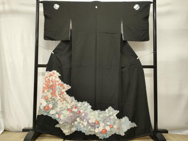 ■■■　サイズ　■■■ 身丈 163cm（肩から） 裄丈 64cm 袖丈 47cm　縫込み 3cm 袖幅 32cm 前幅 24cm 後幅 30cm 着物縫いこみ 内揚げ 3cm 裄 お袖側 約1cm　身頃側 約0cm ■■■　商品詳細　■■■ 【正絹・空五つ紋・比翼仕立て】 状態は画像を添付しておりますので、そちらをご確認下さいますよう宜しくお願い致します。 大変上質な逸品になります。 お安く出品致しますので、是非この機会にいかがでしょうか？ ■■■　注意事項　■■■ ■モニター発色の具合により色合いが異なる場合がございます。 ■寸法は多少の誤差が生じる場合がございますのでご了承ください。 ■縫込みの長さが左右非対称の場合は短い部分を記載しております。 左右非対称であってもご返品・お値引き等の保証は出来かねますので、ご了承の上ご購入をお願い致します。 ■シミ等のチェックには注意を払っておりますが、見落としがある場合もございますし、個人の見解も様々ですので神経質な方のご購入はお控えください。 ■箪笥に入っておりました着物や帯なので畳みシワや匂いがあるものもございます。 ■お休みは基本的に土日祝となりますが、その他臨時でお休みする場合がございますのでご了承ください。 ■商品の発送は平日のみの発送となります。 ■夜間と土曜、日曜日はお問い合わせの回答が遅れる場合がございます。 ■当店では、お直し、紋入れ、お手入れ等は承っておりません。 ■生地の状態（ヤケ、経年劣化等）によってはサイズ直しが出来ない場合がございます。 その点もどうかご了承のうえ、ご購入をお願いいたします。 ■弊社で取り扱う商品は一点ものにつき、時期や在庫状況に応じて金額が変更となる場合がございます。 ■検針は行っておりません。予めご了承いただきますようお願いいたします。 ■【洗える着物】と記載のある商品におきましては、商品お届け後に洗濯を行ってしまってからのご返品にはご対応しかねます。 念の為、専門店でのお手入れをお願いいたします。 ■写真に写っている物が全てになります。それ以外の付属品はございませんのでご了承ください。 ■状態に関する写真につきましては、掲載可能な写真枚数に限りがあるため、各箇所につき1枚参考画像を掲載しております。 ■着物のサイズ目安は下記を参考ください↓ ＜女性着物＞　お端折り次第で＋5cm　－1cmが着用可能サイズ 　例）身丈170cmの場合、身長160cm～175cm ＜男性着物＞　身丈＋約25cm～27cm程が適応身長 　例）身丈155cmの場合、身長180～182cm