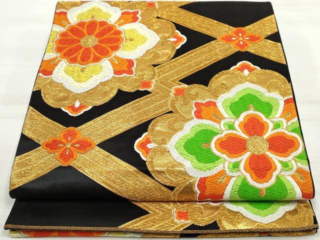 ■■■　サイズ　■■■ 長さ 416cm 幅 31.5cm程 ■■■　商品詳細　■■■ 【正絹・関西仕立て】 詳細に関しましては、画像をご確認ください。 大変上質な逸品になります。 お安く出品致しますので、是非この機会にいかがでしょうか？ ※汚れ等に関しましては、着用時には見えない部分になるかと思いますのであまり気にならずお召になれるかと思います。 ■■■　注意事項　■■■ ■モニター発色の具合により色合いが異なる場合がございます。 ■寸法は多少の誤差が生じる場合がございますのでご了承ください。 ■縫込みの長さが左右非対称の場合は短い部分を記載しております。 左右非対称であってもご返品・お値引き等の保証は出来かねますので、ご了承の上ご購入をお願い致します。 ■シミ等のチェックには注意を払っておりますが、見落としがある場合もございますし、個人の見解も様々ですので神経質な方のご購入はお控えください。 ■箪笥に入っておりました着物や帯なので畳みシワや匂いがあるものもございます。 ■お休みは基本的に土日祝となりますが、その他臨時でお休みする場合がございますのでご了承ください。 ■商品の発送は平日のみの発送となります。 ■夜間と土曜、日曜日はお問い合わせの回答が遅れる場合がございます。 ■当店では、お直し、紋入れ、お手入れ等は承っておりません。 ■生地の状態（ヤケ、経年劣化等）によってはサイズ直しが出来ない場合がございます。 その点もどうかご了承のうえ、ご購入をお願いいたします。 ■弊社で取り扱う商品は一点ものにつき、時期や在庫状況に応じて金額が変更となる場合がございます。 ■検針は行っておりません。予めご了承いただきますようお願いいたします。 ■【洗える着物】と記載のある商品におきましては、商品お届け後に洗濯を行ってしまってからのご返品にはご対応しかねます。 念の為、専門店でのお手入れをお願いいたします。 ■着物のサイズ目安は下記を参考ください↓ ＜女性着物＞　お端折り次第で＋5cm　−1cmが着用可能サイズ 　例）身丈170cmの場合、身長160cm〜175cm ＜男性着物＞　身丈＋約25cm〜27cm程が適応身長 　例）身丈155cmの場合、身長180〜182cm