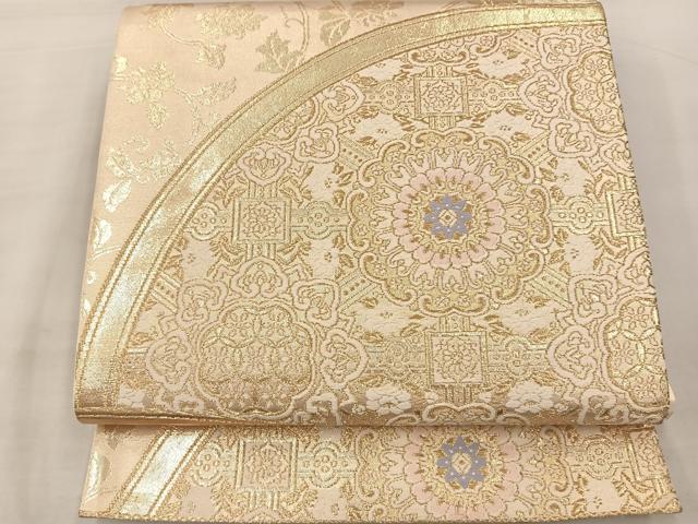 ■■■　サイズ　■■■ 長さ 416cm 幅 31cm程 ■■■　商品詳細　■■■ 【正絹・芯なし】 詳細に関しましては、画像をご確認ください。 大変上質な逸品になります。 お安く出品致しますので、是非この機会にいかがでしょうか？ ※汚れ等に関しましては、着用時には見えない部分になるかと思いますのであまり気にならずお召になれるかと思います。 ■■■　注意事項　■■■ ■モニター発色の具合により色合いが異なる場合がございます。 ■寸法は多少の誤差が生じる場合がございますのでご了承ください。 ■縫込みの長さが左右非対称の場合は短い部分を記載しております。 左右非対称であってもご返品・お値引き等の保証は出来かねますので、ご了承の上ご購入をお願い致します。 ■シミ等のチェックには注意を払っておりますが、見落としがある場合もございますし、個人の見解も様々ですので神経質な方のご購入はお控えください。 ■箪笥に入っておりました着物や帯なので畳みシワや匂いがあるものもございます。 ■お休みは基本的に土日祝となりますが、その他臨時でお休みする場合がございますのでご了承ください。 ■商品の発送は平日のみの発送となります。 ■夜間と土曜、日曜日はお問い合わせの回答が遅れる場合がございます。 ■当店では、お直し、紋入れ、お手入れ等は承っておりません。 ■生地の状態（ヤケ、経年劣化等）によってはサイズ直しが出来ない場合がございます。 その点もどうかご了承のうえ、ご購入をお願いいたします。 ■弊社で取り扱う商品は一点ものにつき、時期や在庫状況に応じて金額が変更となる場合がございます。 ■検針は行っておりません。予めご了承いただきますようお願いいたします。 ■【洗える着物】と記載のある商品におきましては、商品お届け後に洗濯を行ってしまってからのご返品にはご対応しかねます。 念の為、専門店でのお手入れをお願いいたします。 ■着物のサイズ目安は下記を参考ください↓ ＜女性着物＞　お端折り次第で＋5cm　−1cmが着用可能サイズ 　例）身丈170cmの場合、身長160cm〜175cm ＜男性着物＞　身丈＋約25cm〜27cm程が適応身長 　例）身丈155cmの場合、身長180〜182cm