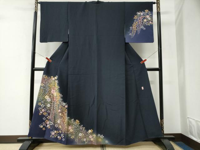 ■■■　サイズ　■■■ 身丈 160cm（肩から） 裄丈 64.5cm 袖丈 48cm　縫込み 7cm 袖幅 32.5cm 前幅 26cm 後幅 32cm 着物縫いこみ 内揚げ 9cm 裄 お袖側 約3cm　身頃側 約3cm ■■■　商品詳細　■■■ 【正絹】 状態は接写画像のように衿山に薄い汚れがございますが その他特に目立ったシミ汚れなどもなく大変良い状態です。 「翠山」とはさかのぼること120年前、 越後十日町の一流染匠「桐屋(とうや)」、 四代前の田村久平が使用していた「雅号」です。 桐屋の五代目久平が明治時代に工房を開く際、 この十日町地方の山々の翠濃く、 水清くして美しい景観から雅号を「翠山」とし、 創作の場を「翠山工房」と命名しました。 長年辻が花のみを研究し、その美しさを高めることに専念、 独特の色彩美に、艶やかかつ華やぎあふれる「翠山工房辻が花」が誕生致しました。 「桐屋」は現当主の田村憲一で九代目を数え、長い歴史がございます。 明治の頃から麻織物から絹織物、昭和に入り織物から染めへと転換し、 昭和50年代に「辻が花」に出会い、30年以上にわたり「辻が花」を創作し続けています。 デザイン・染め・絞り等の全行程は産地内で行い、 辻が花に魅せられた職人達が手仕事にこだわって丹精を込めて制作しております。 辻が花は室町中期から江戸時代にかけて流行した絵模様染めです。 現在残されている遺品の中には、 その時代の武将・上層階級(上杉謙信・豊臣秀吉・徳川家康や各夫人)の人々の 小袖・胴服が保存され伝わっております。 武将達はファッションの先端をゆく斬新で目立つ辻が花を好んだそうです。 また、当時は染物と言えば辻が花と言われるほど流行し、一般的な物でした。 「辻ヶ花」を構成するのは、絞りと墨絵。 絞り染は、昔ながらの方法−桶だし絞りや小帽子で模様を描き出します。 小帽子は和紙と竹の皮とを糸で括り、 桶だし絞りは桶の中に染めたくない部分を入れ込み蓋できつく絞り、 染料に浸し染めます。 ひとつひとつ気の遠くなるような作業を繰り返すことで染模様が浮かび上がります。 その絞りの合間に墨絵が描かれます。 墨絵には室町桃山という乱世を生きた人々の “祈り”や“願い”が込められているといいます。 先々まで美しく延び咲く藤の花には「子孫繁栄」の意味が込められております。 大変上質な逸品になります。 お安く出品致しますので、是非この機会にいかがでしょうか？ ■■■　注意事項　■■■ ■モニター発色の具合により色合いが異なる場合がございます。 ■寸法は多少の誤差が生じる場合がございますのでご了承ください。 ■縫込みの長さが左右非対称の場合は短い部分を記載しております。 左右非対称であってもご返品・お値引き等の保証は出来かねますので、ご了承の上ご購入をお願い致します。 ■シミ等のチェックには注意を払っておりますが、見落としがある場合もございますし、個人の見解も様々ですので神経質な方のご購入はお控えください。 ■箪笥に入っておりました着物や帯なので畳みシワや匂いがあるものもございます。 ■お休みは基本的に土日祝となりますが、その他臨時でお休みする場合がございますのでご了承ください。 ■商品の発送は平日のみの発送となります。 ■夜間と土曜、日曜日はお問い合わせの回答が遅れる場合がございます。 ■当店では、お直し、紋入れ、お手入れ等は承っておりません。 ■生地の状態（ヤケ、経年劣化等）によってはサイズ直しが出来ない場合がございます。 その点もどうかご了承のうえ、ご購入をお願いいたします。 ■弊社で取り扱う商品は一点ものにつき、時期や在庫状況に応じて金額が変更となる場合がございます。 ■検針は行っておりません。予めご了承いただきますようお願いいたします。 ■【洗える着物】と記載のある商品におきましては、商品お届け後に洗濯を行ってしまってからのご返品にはご対応しかねます。 念の為、専門店でのお手入れをお願いいたします。 ■着物のサイズ目安は下記を参考ください↓ ＜女性着物＞　お端折り次第で＋5cm　−1cmが着用可能サイズ 　例）身丈170cmの場合、身長160cm〜175cm ＜男性着物＞　身丈＋約25cm〜27cm程が適応身長 　例）身丈155cmの場合、身長180〜182cm