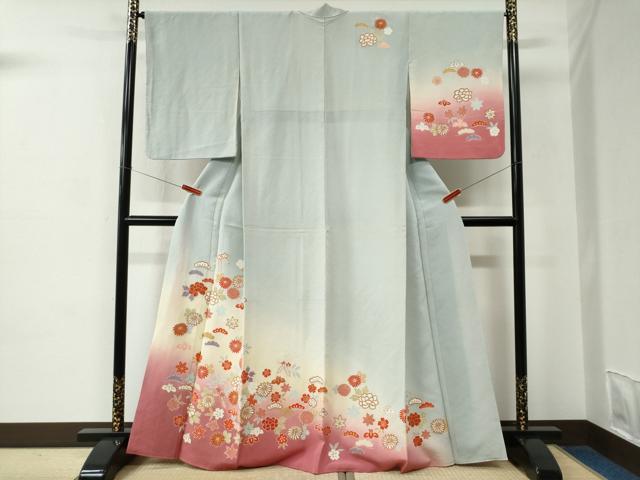 ■■■　サイズ　■■■ 身丈 165cm（肩から） 裄丈 67cm 袖丈 56cm　縫込み 4cm 袖幅 35cm 前幅 24cm 後幅 31cm 着物縫いこみ 内揚げ 3cm 裄 お袖側 約1cm　身頃側 約1cm ■■■　商品詳細　■■■ 【正絹】 状態は接写画像のように衿山に薄い汚れがございますが その他特に目立ったシミ汚れなどもなく大変良い状態です。 大変上質な逸品になります。 お安く出品致しますので、是非この機会にいかがでしょうか？ ■■■　注意事項　■■■ ■モニター発色の具合により色合いが異なる場合がございます。 ■寸法は多少の誤差が生じる場合がございますのでご了承ください。 ■縫込みの長さが左右非対称の場合は短い部分を記載しております。 左右非対称であってもご返品・お値引き等の保証は出来かねますので、ご了承の上ご購入をお願い致します。 ■シミ等のチェックには注意を払っておりますが、見落としがある場合もございますし、個人の見解も様々ですので神経質な方のご購入はお控えください。 ■箪笥に入っておりました着物や帯なので畳みシワや匂いがあるものもございます。 ■お休みは基本的に土日祝となりますが、その他臨時でお休みする場合がございますのでご了承ください。 ■商品の発送は平日のみの発送となります。 ■夜間と土曜、日曜日はお問い合わせの回答が遅れる場合がございます。 ■当店では、お直し、紋入れ、お手入れ等は承っておりません。 ■生地の状態（ヤケ、経年劣化等）によってはサイズ直しが出来ない場合がございます。 その点もどうかご了承のうえ、ご購入をお願いいたします。 ■弊社で取り扱う商品は一点ものにつき、時期や在庫状況に応じて金額が変更となる場合がございます。 ■検針は行っておりません。予めご了承いただきますようお願いいたします。 ■【洗える着物】と記載のある商品におきましては、商品お届け後に洗濯を行ってしまってからのご返品にはご対応しかねます。 念の為、専門店でのお手入れをお願いいたします。 ■着物のサイズ目安は下記を参考ください↓ ＜女性着物＞　お端折り次第で＋5cm　−1cmが着用可能サイズ 　例）身丈170cmの場合、身長160cm〜175cm ＜男性着物＞　身丈＋約25cm〜27cm程が適応身長 　例）身丈155cmの場合、身長180〜182cm