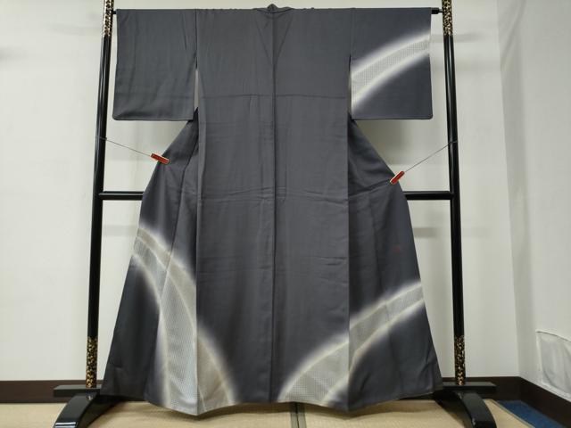 ■■■　サイズ　■■■ 身丈 160cm（肩から） 裄丈 65cm 袖丈 48.5cm　縫込み 7cm 袖幅 33cm 前幅 24cm 後幅 30cm 着物縫いこみ 内揚げ 8cm 裄 お袖側 約4cm　身頃側 約3.5cm ■■■　商品詳細　■■■ 【正絹・通し胴裏：鶯色】 状態は接写画像のように衿山に薄い汚れがございますが その他特に目立ったシミ汚れなどもなく大変良い状態です。 大変上質な逸品になります。 お安く出品致しますので、是非この機会にいかがでしょうか？ ■■■　注意事項　■■■ ■モニター発色の具合により色合いが異なる場合がございます。 ■寸法は多少の誤差が生じる場合がございますのでご了承ください。 ■縫込みの長さが左右非対称の場合は短い部分を記載しております。 左右非対称であってもご返品・お値引き等の保証は出来かねますので、ご了承の上ご購入をお願い致します。 ■シミ等のチェックには注意を払っておりますが、見落としがある場合もございますし、個人の見解も様々ですので神経質な方のご購入はお控えください。 ■箪笥に入っておりました着物や帯なので畳みシワや匂いがあるものもございます。 ■お休みは基本的に土日祝となりますが、その他臨時でお休みする場合がございますのでご了承ください。 ■商品の発送は平日のみの発送となります。 ■夜間と土曜、日曜日はお問い合わせの回答が遅れる場合がございます。 ■当店では、お直し、紋入れ、お手入れ等は承っておりません。 ■生地の状態（ヤケ、経年劣化等）によってはサイズ直しが出来ない場合がございます。 その点もどうかご了承のうえ、ご購入をお願いいたします。 ■弊社で取り扱う商品は一点ものにつき、時期や在庫状況に応じて金額が変更となる場合がございます。 ■検針は行っておりません。予めご了承いただきますようお願いいたします。 ■【洗える着物】と記載のある商品におきましては、商品お届け後に洗濯を行ってしまってからのご返品にはご対応しかねます。 念の為、専門店でのお手入れをお願いいたします。 ■着物のサイズ目安は下記を参考ください↓ ＜女性着物＞　お端折り次第で＋5cm　−1cmが着用可能サイズ 　例）身丈170cmの場合、身長160cm〜175cm ＜男性着物＞　身丈＋約25cm〜27cm程が適応身長 　例）身丈155cmの場合、身長180〜182cm