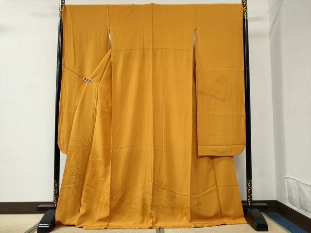 ■■■　サイズ　■■■ 身丈 173cm（肩から） 裄丈 70cm 袖丈 116cm　縫込み 6cm 袖幅 35.5cm 前幅 24cm 後幅 31cm 着物縫いこみ 内揚げ 2cm 裄 お袖側 約1cm　身頃側 約1cm ■■■　商品詳細　■■■ 【正絹】 状態は接写画像のように衿山に薄い汚れがございますが その他特に目立ったシミ汚れなどもなく大変良い状態です。 大変上質な逸品になります。 お安く出品致しますので、是非この機会にいかがでしょうか？ ■■■　注意事項　■■■ ■モニター発色の具合により色合いが異なる場合がございます。 ■寸法は多少の誤差が生じる場合がございますのでご了承ください。 ■縫込みの長さが左右非対称の場合は短い部分を記載しております。 左右非対称であってもご返品・お値引き等の保証は出来かねますので、ご了承の上ご購入をお願い致します。 ■シミ等のチェックには注意を払っておりますが、見落としがある場合もございますし、個人の見解も様々ですので神経質な方のご購入はお控えください。 ■箪笥に入っておりました着物や帯なので畳みシワや匂いがあるものもございます。 ■お休みは基本的に土日祝となりますが、その他臨時でお休みする場合がございますのでご了承ください。 ■商品の発送は平日のみの発送となります。 ■夜間と土曜、日曜日はお問い合わせの回答が遅れる場合がございます。 ■当店では、お直し、紋入れ、お手入れ等は承っておりません。 ■生地の状態（ヤケ、経年劣化等）によってはサイズ直しが出来ない場合がございます。 その点もどうかご了承のうえ、ご購入をお願いいたします。 ■弊社で取り扱う商品は一点ものにつき、時期や在庫状況に応じて金額が変更となる場合がございます。 ■検針は行っておりません。予めご了承いただきますようお願いいたします。 ■【洗える着物】と記載のある商品におきましては、商品お届け後に洗濯を行ってしまってからのご返品にはご対応しかねます。 念の為、専門店でのお手入れをお願いいたします。 ■着物のサイズ目安は下記を参考ください↓ ＜女性着物＞　お端折り次第で＋5cm　−1cmが着用可能サイズ 　例）身丈170cmの場合、身長160cm〜175cm ＜男性着物＞　身丈＋約25cm〜27cm程が適応身長 　例）身丈155cmの場合、身長180〜182cm