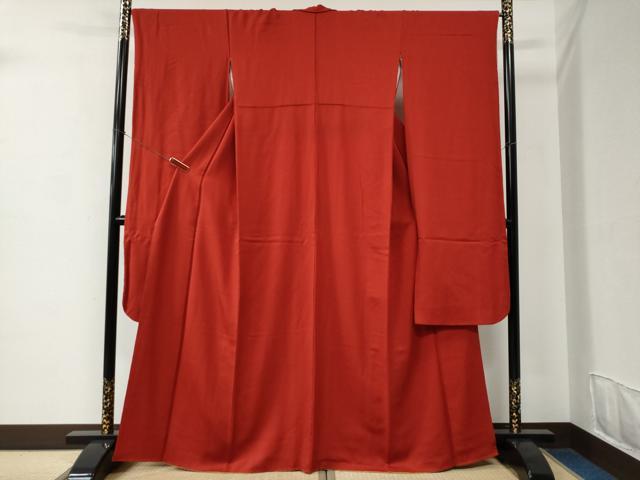 ■■■　サイズ　■■■ 身丈 166cm（肩から） 裄丈 67.5cm 袖丈 114cm　縫込み 8cm 袖幅 34cm 前幅 23cm 後幅 29cm 着物縫いこみ 内揚げ 5cm 裄 お袖側 約2cm　身頃側 約2cm ■■■　商品詳細　■■■ 【正絹】 状態は接写画像のように衿山に薄い汚れがございますが その他特に目立ったシミ汚れなどもなく大変良い状態です。 大変上質な逸品になります。 お安く出品致しますので、是非この機会にいかがでしょうか？ ■■■　注意事項　■■■ ■モニター発色の具合により色合いが異なる場合がございます。 ■寸法は多少の誤差が生じる場合がございますのでご了承ください。 ■縫込みの長さが左右非対称の場合は短い部分を記載しております。 左右非対称であってもご返品・お値引き等の保証は出来かねますので、ご了承の上ご購入をお願い致します。 ■シミ等のチェックには注意を払っておりますが、見落としがある場合もございますし、個人の見解も様々ですので神経質な方のご購入はお控えください。 ■箪笥に入っておりました着物や帯なので畳みシワや匂いがあるものもございます。 ■お休みは基本的に土日祝となりますが、その他臨時でお休みする場合がございますのでご了承ください。 ■商品の発送は平日のみの発送となります。 ■夜間と土曜、日曜日はお問い合わせの回答が遅れる場合がございます。 ■当店では、お直し、紋入れ、お手入れ等は承っておりません。 ■生地の状態（ヤケ、経年劣化等）によってはサイズ直しが出来ない場合がございます。 その点もどうかご了承のうえ、ご購入をお願いいたします。 ■弊社で取り扱う商品は一点ものにつき、時期や在庫状況に応じて金額が変更となる場合がございます。 ■検針は行っておりません。予めご了承いただきますようお願いいたします。 ■【洗える着物】と記載のある商品におきましては、商品お届け後に洗濯を行ってしまってからのご返品にはご対応しかねます。 念の為、専門店でのお手入れをお願いいたします。 ■着物のサイズ目安は下記を参考ください↓ ＜女性着物＞　お端折り次第で＋5cm　−1cmが着用可能サイズ 　例）身丈170cmの場合、身長160cm〜175cm ＜男性着物＞　身丈＋約25cm〜27cm程が適応身長 　例）身丈155cmの場合、身長180〜182cm