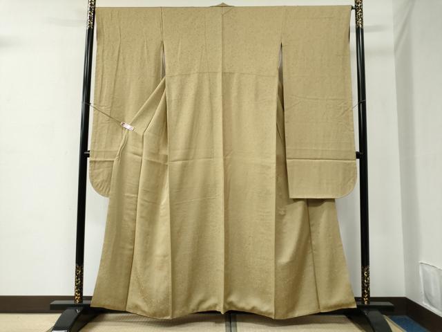 ■■■　サイズ　■■■ 身丈 159cm（肩から） 裄丈 66.5cm 袖丈 100.5cm　縫込み 4.5cm 袖幅 34.5cm 前幅 24cm 後幅 29cm 着物縫いこみ 内揚げ 9cm 裄 お袖側 約2cm　身頃側 約4cm ■■■　商品詳細　■■■ 【正絹】 状態は特に目立ったシミ汚れなどもなく大変良い状態です。 大変上質な逸品になります。 お安く出品致しますので、是非この機会にいかがでしょうか？ ■■■　注意事項　■■■ ■モニター発色の具合により色合いが異なる場合がございます。 ■寸法は多少の誤差が生じる場合がございますのでご了承ください。 ■縫込みの長さが左右非対称の場合は短い部分を記載しております。 左右非対称であってもご返品・お値引き等の保証は出来かねますので、ご了承の上ご購入をお願い致します。 ■シミ等のチェックには注意を払っておりますが、見落としがある場合もございますし、個人の見解も様々ですので神経質な方のご購入はお控えください。 ■箪笥に入っておりました着物や帯なので畳みシワや匂いがあるものもございます。 ■お休みは基本的に土日祝となりますが、その他臨時でお休みする場合がございますのでご了承ください。 ■商品の発送は平日のみの発送となります。 ■夜間と土曜、日曜日はお問い合わせの回答が遅れる場合がございます。 ■当店では、お直し、紋入れ、お手入れ等は承っておりません。 ■生地の状態（ヤケ、経年劣化等）によってはサイズ直しが出来ない場合がございます。 その点もどうかご了承のうえ、ご購入をお願いいたします。 ■弊社で取り扱う商品は一点ものにつき、時期や在庫状況に応じて金額が変更となる場合がございます。 ■検針は行っておりません。予めご了承いただきますようお願いいたします。 ■【洗える着物】と記載のある商品におきましては、商品お届け後に洗濯を行ってしまってからのご返品にはご対応しかねます。 念の為、専門店でのお手入れをお願いいたします。 ■着物のサイズ目安は下記を参考ください↓ ＜女性着物＞　お端折り次第で＋5cm　−1cmが着用可能サイズ 　例）身丈170cmの場合、身長160cm〜175cm ＜男性着物＞　身丈＋約25cm〜27cm程が適応身長 　例）身丈155cmの場合、身長180〜182cm
