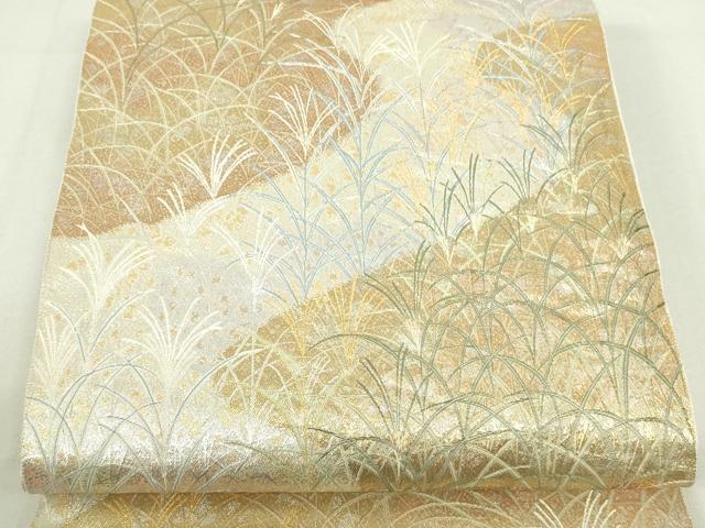 ■■■　サイズ　■■■ 長さ 436cm 幅 30.5cm程 ■■■　商品詳細　■■■ 【正絹・芯なし】 詳細に関しましては、画像をご確認ください。 大変上質な逸品になります。 お安く出品致しますので、是非この機会にいかがでしょうか？ ■■■　注意事項　■■■ ■モニター発色の具合により色合いが異なる場合がございます。 ■寸法は多少の誤差が生じる場合がございますのでご了承ください。 ■縫込みの長さが左右非対称の場合は短い部分を記載しております。 左右非対称であってもご返品・お値引き等の保証は出来かねますので、ご了承の上ご購入をお願い致します。 ■シミ等のチェックには注意を払っておりますが、見落としがある場合もございますし、個人の見解も様々ですので神経質な方のご購入はお控えください。 ■箪笥に入っておりました着物や帯なので畳みシワや匂いがあるものもございます。 ■お休みは基本的に土日祝となりますが、その他臨時でお休みする場合がございますのでご了承ください。 ■商品の発送は平日のみの発送となります。 ■夜間と土曜、日曜日はお問い合わせの回答が遅れる場合がございます。 ■当店では、お直し、紋入れ、お手入れ等は承っておりません。 ■生地の状態（ヤケ、経年劣化等）によってはサイズ直しが出来ない場合がございます。 その点もどうかご了承のうえ、ご購入をお願いいたします。 ■弊社で取り扱う商品は一点ものにつき、時期や在庫状況に応じて金額が変更となる場合がございます。 ■検針は行っておりません。予めご了承いただきますようお願いいたします。 ■【洗える着物】と記載のある商品におきましては、商品お届け後に洗濯を行ってしまってからのご返品にはご対応しかねます。 念の為、専門店でのお手入れをお願いいたします。 ■着物のサイズ目安は下記を参考ください↓ ＜女性着物＞　お端折り次第で＋5cm　−1cmが着用可能サイズ 　例）身丈170cmの場合、身長160cm〜175cm ＜男性着物＞　身丈＋約25cm〜27cm程が適応身長 　例）身丈155cmの場合、身長180〜182cm
