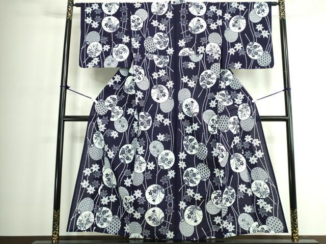 ■■■　サイズ　■■■ 身丈 153.5cm（肩から） 裄丈 63cm 袖丈 47cm　縫込み 4.5cm 袖幅 33cm 前幅 22.5cm 後幅 28cm 着物縫いこみ 内揚げ 4cm 裄 お袖側 約2cm　身頃側 約3cm ■■■　商品詳細　■■■ 【綿】 状態は接写画像のように上前に薄い汚れがございますが その他特に目立ったシミ汚れなどもなく大変良い状態です。 大変上質な逸品になります。 お安く出品致しますので、是非この機会にいかがでしょうか？ ■■■　注意事項　■■■ ■モニター発色の具合により色合いが異なる場合がございます。 ■寸法は多少の誤差が生じる場合がございますのでご了承ください。 ■縫込みの長さが左右非対称の場合は短い部分を記載しております。 左右非対称であってもご返品・お値引き等の保証は出来かねますので、ご了承の上ご購入をお願い致します。 ■シミ等のチェックには注意を払っておりますが、見落としがある場合もございますし、個人の見解も様々ですので神経質な方のご購入はお控えください。 ■箪笥に入っておりました着物や帯なので畳みシワや匂いがあるものもございます。 ■お休みは基本的に土日祝となりますが、その他臨時でお休みする場合がございますのでご了承ください。 ■商品の発送は平日のみの発送となります。 ■夜間と土曜、日曜日はお問い合わせの回答が遅れる場合がございます。 ■当店では、お直し、紋入れ、お手入れ等は承っておりません。 ■生地の状態（ヤケ、経年劣化等）によってはサイズ直しが出来ない場合がございます。 その点もどうかご了承のうえ、ご購入をお願いいたします。 ■弊社で取り扱う商品は一点ものにつき、時期や在庫状況に応じて金額が変更となる場合がございます。 ■検針は行っておりません。予めご了承いただきますようお願いいたします。 ■【洗える着物】と記載のある商品におきましては、商品お届け後に洗濯を行ってしまってからのご返品にはご対応しかねます。 念の為、専門店でのお手入れをお願いいたします。 ■写真に写っている物が全てになります。それ以外の付属品はございませんのでご了承ください。 ■状態に関する写真につきましては、掲載可能な写真枚数に限りがあるため、各箇所につき1枚参考画像を掲載しております。 ■着物のサイズ目安は下記を参考ください↓ ＜女性着物＞　お端折り次第で＋5cm　−1cmが着用可能サイズ 　例）身丈170cmの場合、身長160cm〜175cm ＜男性着物＞　身丈＋約25cm〜27cm程が適応身長 　例）身丈155cmの場合、身長180〜182cm