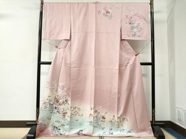 ■■■　サイズ　■■■ 身丈 174cm（肩から） 裄丈 67.5cm 袖丈 49cm　縫込み 6cm 袖幅 34.5cm 前幅 26cm 後幅 31cm 着物縫いこみ 内揚げ 1cm 裄 お袖側 約1cm　身頃側 約1.5cm ■■■　商品詳細　■■■ 【正絹】 状態は接写画像のように衿山に薄い汚れがございますが その他特に目立ったシミ汚れなどもなく大変良い状態です。 大変上質な逸品になります。 お安く出品致しますので、是非この機会にいかがでしょうか？ ※衿裏にペン書きがございます。 ■■■　注意事項　■■■ ■モニター発色の具合により色合いが異なる場合がございます。 ■寸法は多少の誤差が生じる場合がございますのでご了承ください。 ■縫込みの長さが左右非対称の場合は短い部分を記載しております。 左右非対称であってもご返品・お値引き等の保証は出来かねますので、ご了承の上ご購入をお願い致します。 ■シミ等のチェックには注意を払っておりますが、見落としがある場合もございますし、個人の見解も様々ですので神経質な方のご購入はお控えください。 ■箪笥に入っておりました着物や帯なので畳みシワや匂いがあるものもございます。 ■お休みは基本的に土日祝となりますが、その他臨時でお休みする場合がございますのでご了承ください。 ■商品の発送は平日のみの発送となります。 ■夜間と土曜、日曜日はお問い合わせの回答が遅れる場合がございます。 ■当店では、お直し、紋入れ、お手入れ等は承っておりません。 ■生地の状態（ヤケ、経年劣化等）によってはサイズ直しが出来ない場合がございます。 その点もどうかご了承のうえ、ご購入をお願いいたします。 ■弊社で取り扱う商品は一点ものにつき、時期や在庫状況に応じて金額が変更となる場合がございます。 ■検針は行っておりません。予めご了承いただきますようお願いいたします。 ■【洗える着物】と記載のある商品におきましては、商品お届け後に洗濯を行ってしまってからのご返品にはご対応しかねます。 念の為、専門店でのお手入れをお願いいたします。 ■着物のサイズ目安は下記を参考ください↓ ＜女性着物＞　お端折り次第で＋5cm　−1cmが着用可能サイズ 　例）身丈170cmの場合、身長160cm〜175cm ＜男性着物＞　身丈＋約25cm〜27cm程が適応身長 　例）身丈155cmの場合、身長180〜182cm