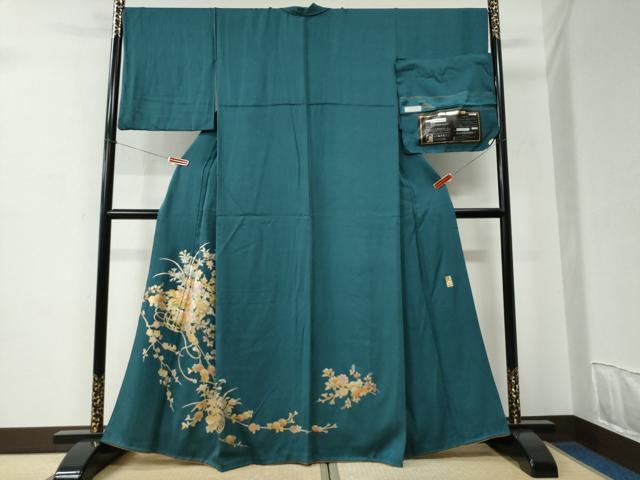■■■　サイズ　■■■ 身丈 164cm（肩から） 裄丈 68.5cm 袖丈 48.5cm　縫込み 4cm 袖幅 35cm 前幅 29cm 後幅 34cm 着物縫いこみ 内揚げ 3cm 裄 お袖側 約1cm　身頃側 約1cm ■■■　商品詳細　■■■ 【正絹】 状態は接写画像のように衿山に薄い汚れがございますが その他特に目立ったシミ汚れなどもなく大変良い状態です。 金彩友禅を確立された日本随一の染織家です。 活動の幅も広く、相撲界では金彩友禅の 裾回しなど数多くの偉業経歴を持たれる名工で御座います。 大変上質な逸品になります。 お安く出品致しますので、是非この機会にいかがでしょうか？ ■■■　注意事項　■■■ ■モニター発色の具合により色合いが異なる場合がございます。 ■寸法は多少の誤差が生じる場合がございますのでご了承ください。 ■縫込みの長さが左右非対称の場合は短い部分を記載しております。 左右非対称であってもご返品・お値引き等の保証は出来かねますので、ご了承の上ご購入をお願い致します。 ■シミ等のチェックには注意を払っておりますが、見落としがある場合もございますし、個人の見解も様々ですので神経質な方のご購入はお控えください。 ■箪笥に入っておりました着物や帯なので畳みシワや匂いがあるものもございます。 ■お休みは基本的に土日祝となりますが、その他臨時でお休みする場合がございますのでご了承ください。 ■商品の発送は平日のみの発送となります。 ■夜間と土曜、日曜日はお問い合わせの回答が遅れる場合がございます。 ■当店では、お直し、紋入れ、お手入れ等は承っておりません。 ■生地の状態（ヤケ、経年劣化等）によってはサイズ直しが出来ない場合がございます。 その点もどうかご了承のうえ、ご購入をお願いいたします。 ■弊社で取り扱う商品は一点ものにつき、時期や在庫状況に応じて金額が変更となる場合がございます。 ■検針は行っておりません。予めご了承いただきますようお願いいたします。 ■【洗える着物】と記載のある商品におきましては、商品お届け後に洗濯を行ってしまってからのご返品にはご対応しかねます。 念の為、専門店でのお手入れをお願いいたします。 ■着物のサイズ目安は下記を参考ください↓ ＜女性着物＞　お端折り次第で＋5cm　−1cmが着用可能サイズ 　例）身丈170cmの場合、身長160cm〜175cm ＜男性着物＞　身丈＋約25cm〜27cm程が適応身長 　例）身丈155cmの場合、身長180〜182cm