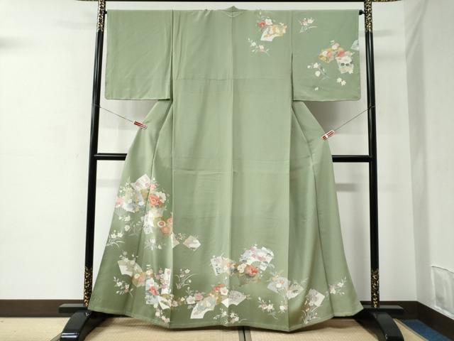■■■　サイズ　■■■ 身丈 161cm（肩から） 裄丈 66.5cm 袖丈 49cm　縫込み 3cm 袖幅 34cm 前幅 23cm 後幅 30cm 着物縫いこみ 内揚げ 6cm 裄 お袖側 約2cm　身頃側 約3cm ■■■　商品詳細　■■■ 【正絹・未使用】 状態は特に目立ったシミ汚れなどもなく大変良い状態です。 大変上質な逸品になります。 お安く出品致しますので、是非この機会にいかがでしょうか？ ■■■　注意事項　■■■ ■モニター発色の具合により色合いが異なる場合がございます。 ■寸法は多少の誤差が生じる場合がございますのでご了承ください。 ■縫込みの長さが左右非対称の場合は短い部分を記載しております。 左右非対称であってもご返品・お値引き等の保証は出来かねますので、ご了承の上ご購入をお願い致します。 ■シミ等のチェックには注意を払っておりますが、見落としがある場合もございますし、個人の見解も様々ですので神経質な方のご購入はお控えください。 ■箪笥に入っておりました着物や帯なので畳みシワや匂いがあるものもございます。 ■お休みは基本的に土日祝となりますが、その他臨時でお休みする場合がございますのでご了承ください。 ■商品の発送は平日のみの発送となります。 ■夜間と土曜、日曜日はお問い合わせの回答が遅れる場合がございます。 ■当店では、お直し、紋入れ、お手入れ等は承っておりません。 ■生地の状態（ヤケ、経年劣化等）によってはサイズ直しが出来ない場合がございます。 その点もどうかご了承のうえ、ご購入をお願いいたします。 ■弊社で取り扱う商品は一点ものにつき、時期や在庫状況に応じて金額が変更となる場合がございます。 ■検針は行っておりません。予めご了承いただきますようお願いいたします。 ■【洗える着物】と記載のある商品におきましては、商品お届け後に洗濯を行ってしまってからのご返品にはご対応しかねます。 念の為、専門店でのお手入れをお願いいたします。 ■着物のサイズ目安は下記を参考ください↓ ＜女性着物＞　お端折り次第で＋5cm　−1cmが着用可能サイズ 　例）身丈170cmの場合、身長160cm〜175cm ＜男性着物＞　身丈＋約25cm〜27cm程が適応身長 　例）身丈155cmの場合、身長180〜182cm