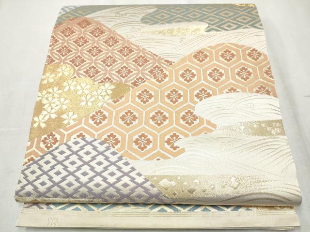 ■■■　サイズ　■■■ 長さ 438cm 幅 31cm程 ■■■　商品詳細　■■■ 【正絹・芯なし 】 状態は接写画像のように 柄止まりに薄い汚れがございますが その他特に目立ったシミ汚れなどもなく大変良い状態です。 着用時には見えない部分になるかと思いますのであまり気にならずお召になれるかと思います。 川島織物は明治24年、国内業者で初の宮内省御用達となるなど、 創業以来、技術と品質、独自のデザイン表現力にとことんこだわり続け、 今や、「三本線に軍配マークの川島の帯は最高級」 といわれるトップブランドです。 大変上質な逸品になります。 お安く出品致しますので、是非この機会にいかがでしょうか？ ■■■　注意事項　■■■ ■モニター発色の具合により色合いが異なる場合がございます。 ■寸法は多少の誤差が生じる場合がございますのでご了承ください。 ■縫込みの長さが左右非対称の場合は短い部分を記載しております。 左右非対称であってもご返品・お値引き等の保証は出来かねますので、ご了承の上ご購入をお願い致します。 ■シミ等のチェックには注意を払っておりますが、見落としがある場合もございますし、個人の見解も様々ですので神経質な方のご購入はお控えください。 ■箪笥に入っておりました着物や帯なので畳みシワや匂いがあるものもございます。 ■お休みは基本的に土日祝となりますが、その他臨時でお休みする場合がございますのでご了承ください。 ■商品の発送は平日のみの発送となります。 ■夜間と土曜、日曜日はお問い合わせの回答が遅れる場合がございます。 ■当店では、お直し、紋入れ、お手入れ等は承っておりません。 ■生地の状態（ヤケ、経年劣化等）によってはサイズ直しが出来ない場合がございます。 その点もどうかご了承のうえ、ご購入をお願いいたします。 ■弊社で取り扱う商品は一点ものにつき、時期や在庫状況に応じて金額が変更となる場合がございます。 ■検針は行っておりません。予めご了承いただきますようお願いいたします。 ■【洗える着物】と記載のある商品におきましては、商品お届け後に洗濯を行ってしまってからのご返品にはご対応しかねます。 念の為、専門店でのお手入れをお願いいたします。 ■着物のサイズ目安は下記を参考ください↓ ＜女性着物＞　お端折り次第で＋5cm　−1cmが着用可能サイズ 　例）身丈170cmの場合、身長160cm〜175cm ＜男性着物＞　身丈＋約25cm〜27cm程が適応身長 　例）身丈155cmの場合、身長180〜182cm