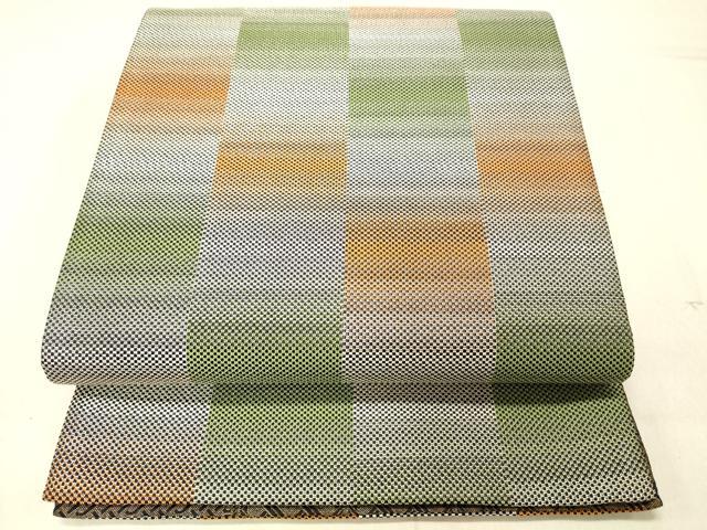 ■■■　サイズ　■■■ 長さ 454cm 幅 30.5cm程 ■■■　商品詳細　■■■ 【正絹】 状態は締めてはおりますが 特に目立ったシミ汚れなどもなく大変良い状態です。 斉藤上太郎は京都出身。 祖父に染色作家の故斉藤才三郎、父に現代キモノ作家・斉藤三才を持ち、 近代染色作家の礎を築いてきた家系に生まれます。 27歳の最年少でキモノ作家としてデビュー以来、 現代空間にマッチするファッションとしてのキモノを追求。 TVや雑誌などメディアにも頻繁に紹介され、新進気鋭のキモノデザイナーとして活躍。 現在は「和を楽しむライフスタイル」を提唱し、 プロダクトやインテリアの制作まで多方面に才能を発揮しています。 存在感を主張し、新しい風を吹き込むような卓越したデザインセンスで多くの人々を魅了しています。 近年では、GACKTさん主演の舞台衣装も手掛けるなど、 まさに現代を代表する作家といえます。 大変上質な逸品になります。 お安く出品致しますので、是非この機会にいかがでしょうか？ ■■■　注意事項　■■■ ■モニター発色の具合により色合いが異なる場合がございます。 ■寸法は多少の誤差が生じる場合がございますのでご了承ください。 ■縫込みの長さが左右非対称の場合は短い部分を記載しております。 左右非対称であってもご返品・お値引き等の保証は出来かねますので、ご了承の上ご購入をお願い致します。 ■シミ等のチェックには注意を払っておりますが、見落としがある場合もございますし、個人の見解も様々ですので神経質な方のご購入はお控えください。 ■箪笥に入っておりました着物や帯なので畳みシワや匂いがあるものもございます。 ■お休みは基本的に土日祝となりますが、その他臨時でお休みする場合がございますのでご了承ください。 ■商品の発送は平日のみの発送となります。 ■夜間と土曜、日曜日はお問い合わせの回答が遅れる場合がございます。 ■当店では、お直し、紋入れ、お手入れ等は承っておりません。 ■生地の状態（ヤケ、経年劣化等）によってはサイズ直しが出来ない場合がございます。 その点もどうかご了承のうえ、ご購入をお願いいたします。 ■弊社で取り扱う商品は一点ものにつき、時期や在庫状況に応じて金額が変更となる場合がございます。 ■検針は行っておりません。予めご了承いただきますようお願いいたします。 ■【洗える着物】と記載のある商品におきましては、商品お届け後に洗濯を行ってしまってからのご返品にはご対応しかねます。 念の為、専門店でのお手入れをお願いいたします。 ■着物のサイズ目安は下記を参考ください↓ ＜女性着物＞　お端折り次第で＋5cm　−1cmが着用可能サイズ 　例）身丈170cmの場合、身長160cm〜175cm ＜男性着物＞　身丈＋約25cm〜27cm程が適応身長 　例）身丈155cmの場合、身長180〜182cm