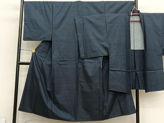 ■■■　サイズ　■■■ 【着物】 身丈 144cm（肩から） 裄丈 68.5cm 袖丈 51.5cm　縫込み 7.5cm 袖幅 35cm 前幅 24.5cm 後幅 30.5cm 着物縫いこみ 内揚げ 0cm 裄 お袖側 約1.5cm　身頃側 約1cm 【羽織】 身丈 91cm（肩から） 裄丈 70cm 袖丈 51.5cm　縫込み 7.5cm 袖幅 36cm 前幅 19cm 後幅 30cm 裄 お袖側 約1cm　身頃側 約1cm ■■■　商品詳細　■■■ 【正絹】 状態は特に目立ったシミ汚れなどもなく大変良い状態です。 大変上質な逸品になります。 お安く出品致しますので、是非この機会にいかがでしょうか？ ■■■　注意事項　■■■ ■モニター発色の具合により色合いが異なる場合がございます。 ■寸法は多少の誤差が生じる場合がございますのでご了承ください。 ■縫込みの長さが左右非対称の場合は短い部分を記載しております。 左右非対称であってもご返品・お値引き等の保証は出来かねますので、ご了承の上ご購入をお願い致します。 ■シミ等のチェックには注意を払っておりますが、見落としがある場合もございますし、個人の見解も様々ですので神経質な方のご購入はお控えください。 ■箪笥に入っておりました着物や帯なので畳みシワや匂いがあるものもございます。 ■お休みは基本的に土日祝となりますが、その他臨時でお休みする場合がございますのでご了承ください。 ■商品の発送は平日のみの発送となります。 ■夜間と土曜、日曜日はお問い合わせの回答が遅れる場合がございます。 ■当店では、お直し、紋入れ、お手入れ等は承っておりません。 ■生地の状態（ヤケ、経年劣化等）によってはサイズ直しが出来ない場合がございます。 その点もどうかご了承のうえ、ご購入をお願いいたします。 ■弊社で取り扱う商品は一点ものにつき、時期や在庫状況に応じて金額が変更となる場合がございます。 ■検針は行っておりません。予めご了承いただきますようお願いいたします。 ■【洗える着物】と記載のある商品におきましては、商品お届け後に洗濯を行ってしまってからのご返品にはご対応しかねます。 念の為、専門店でのお手入れをお願いいたします。 ■写真に写っている物が全てになります。それ以外の付属品はございませんのでご了承ください。 ■状態に関する写真につきましては、掲載可能な写真枚数に限りがあるため、各箇所につき1枚参考画像を掲載しております。 ■着物のサイズ目安は下記を参考ください↓ ＜女性着物＞　お端折り次第で＋5cm　−1cmが着用可能サイズ 　例）身丈170cmの場合、身長160cm〜175cm ＜男性着物＞　身丈＋約25cm〜27cm程が適応身長 　例）身丈155cmの場合、身長180〜182cm
