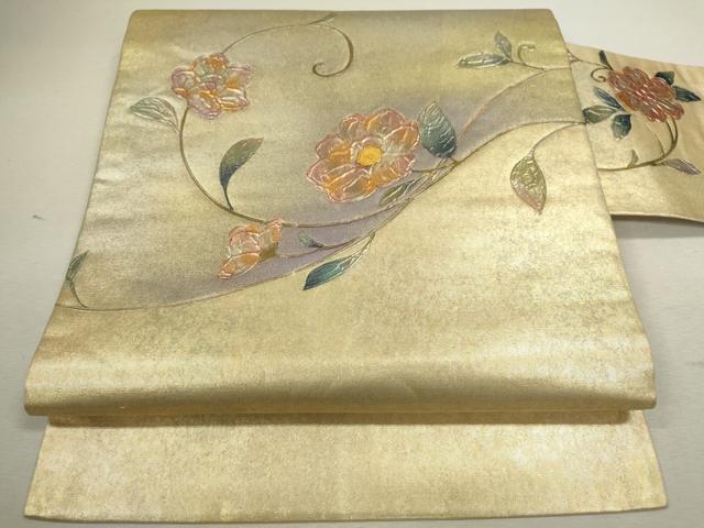 ■■■　サイズ　■■■ 長さ 356.5cm 幅 31.5cm程 ■■■　商品詳細　■■■ 【正絹】 詳細に関しましては、画像をご確認ください。 「螺鈿(らでん)」は、 貝殻の内側の真珠層を薄く切り出して、はめ込む手法です。 奈良時代に唐から螺鈿の技術が輸入されて以来、 真珠層が光線によって、青色やピンク色などの優しい光を放ち、 自然な非規則性が神秘的で日本人の心を惹きつけてきました。 丁寧に、精密に織り出された源氏物語・・・ 実に多彩な彩りは、螺鈿のみ表現できる美しさ 織り螺鈿金細工の染などでは表現できない、 貝殻の持つ自然な光沢がとても美しく、優雅さと華やかさを添えます。 大変上質な逸品になります。 お安く出品致しますので、是非この機会にいかがでしょうか？ ■■■　注意事項　■■■ ■モニター発色の具合により色合いが異なる場合がございます。 ■寸法は多少の誤差が生じる場合がございますのでご了承ください。 ■縫込みの長さが左右非対称の場合は短い部分を記載しております。 左右非対称であってもご返品・お値引き等の保証は出来かねますので、ご了承の上ご購入をお願い致します。 ■シミ等のチェックには注意を払っておりますが、見落としがある場合もございますし、個人の見解も様々ですので神経質な方のご購入はお控えください。 ■箪笥に入っておりました着物や帯なので畳みシワや匂いがあるものもございます。 ■お休みは基本的に土日祝となりますが、その他臨時でお休みする場合がございますのでご了承ください。 ■商品の発送は平日のみの発送となります。 ■夜間と土曜、日曜日はお問い合わせの回答が遅れる場合がございます。 ■当店では、お直し、紋入れ、お手入れ等は承っておりません。 ■生地の状態（ヤケ、経年劣化等）によってはサイズ直しが出来ない場合がございます。 その点もどうかご了承のうえ、ご購入をお願いいたします。 ■弊社で取り扱う商品は一点ものにつき、時期や在庫状況に応じて金額が変更となる場合がございます。 ■検針は行っておりません。予めご了承いただきますようお願いいたします。 ■【洗える着物】と記載のある商品におきましては、商品お届け後に洗濯を行ってしまってからのご返品にはご対応しかねます。 念の為、専門店でのお手入れをお願いいたします。 ■着物のサイズ目安は下記を参考ください↓ ＜女性着物＞　お端折り次第で＋5cm　−1cmが着用可能サイズ 　例）身丈170cmの場合、身長160cm〜175cm ＜男性着物＞　身丈＋約25cm〜27cm程が適応身長 　例）身丈155cmの場合、身長180〜182cm