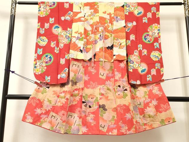 ■■■　サイズ　■■■ 【祝着】 身丈 104cm（肩から） 裄丈 50cm（肩上げ　2.5cm） 袖丈 68cm　縫込み 6.5cm 袖幅 29cm 前幅 20.5cm 後幅 27.5cm 着物縫いこみ 内揚げ 0cm （腰上げ　7cm） 裄 お袖側 約4.5cm　身頃側 約1cm ■■■　商品詳細　■■■ 着物【正絹】 状態は接写画像のように表地所々・衿裏に薄い汚れがございます。 大変上質な逸品になります。 お安く出品致しますので、是非この機会にいかがでしょうか？ ※アンティークになりますのでお品物の状態の感じ方には個人差がございます。ご理解の上でのご入札をお願い致します。 ■■■　注意事項　■■■ ■モニター発色の具合により色合いが異なる場合がございます。 ■寸法は多少の誤差が生じる場合がございますのでご了承ください。 ■縫込みの長さが左右非対称の場合は短い部分を記載しております。 左右非対称であってもご返品・お値引き等の保証は出来かねますので、ご了承の上ご購入をお願い致します。 ■シミ等のチェックには注意を払っておりますが、見落としがある場合もございますし、個人の見解も様々ですので神経質な方のご購入はお控えください。 ■箪笥に入っておりました着物や帯なので畳みシワや匂いがあるものもございます。 ■お休みは基本的に土日祝となりますが、その他臨時でお休みする場合がございますのでご了承ください。 ■商品の発送は平日のみの発送となります。 ■夜間と土曜、日曜日はお問い合わせの回答が遅れる場合がございます。 ■当店では、お直し、紋入れ、お手入れ等は承っておりません。 ■生地の状態（ヤケ、経年劣化等）によってはサイズ直しが出来ない場合がございます。 その点もどうかご了承のうえ、ご購入をお願いいたします。 ■弊社で取り扱う商品は一点ものにつき、時期や在庫状況に応じて金額が変更となる場合がございます。 ■検針は行っておりません。予めご了承いただきますようお願いいたします。 ■【洗える着物】と記載のある商品におきましては、商品お届け後に洗濯を行ってしまってからのご返品にはご対応しかねます。 念の為、専門店でのお手入れをお願いいたします。 ■着物のサイズ目安は下記を参考ください↓ ＜女性着物＞　お端折り次第で＋5cm　−1cmが着用可能サイズ 　例）身丈170cmの場合、身長160cm〜175cm ＜男性着物＞　身丈＋約25cm〜27cm程が適応身長 　例）身丈155cmの場合、身長180〜182cm