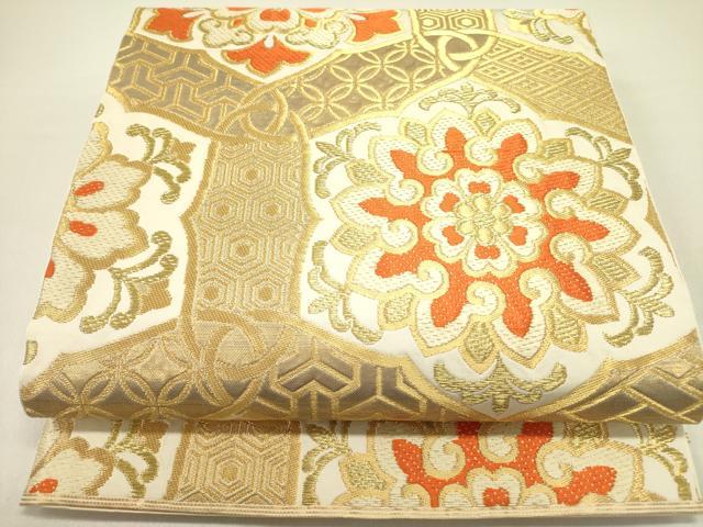 ■■■　サイズ　■■■ 長さ 428cm 幅 31cm程 ■■■　商品詳細　■■■ 【正絹】 状態は接写画像のように裏地に薄い汚れがございますがその他表地は特に目立ったシミ汚れなどもなく大変良い状態です。 着用時には見えない部分になるかと思いますのであまり気にならずお召になれるかと思います。 川島織物は明治24年、国内業者で初の宮内省御用達となるなど、 創業以来、技術と品質、独自のデザイン表現力にとことんこだわり続け、 今や、「三本線に軍配マークの川島の帯は最高級」 といわれるトップブランドです。 大変上質な逸品になります。 お安く出品致しますので、是非この機会にいかがでしょうか？ ■■■　注意事項　■■■ ■モニター発色の具合により色合いが異なる場合がございます。 ■寸法は多少の誤差が生じる場合がございますのでご了承ください。 ■縫込みの長さが左右非対称の場合は短い部分を記載しております。 左右非対称であってもご返品・お値引き等の保証は出来かねますので、ご了承の上ご購入をお願い致します。 ■シミ等のチェックには注意を払っておりますが、見落としがある場合もございますし、個人の見解も様々ですので神経質な方のご購入はお控えください。 ■箪笥に入っておりました着物や帯なので畳みシワや匂いがあるものもございます。 ■お休みは基本的に土日祝となりますが、その他臨時でお休みする場合がございますのでご了承ください。 ■商品の発送は平日のみの発送となります。 ■夜間と土曜、日曜日はお問い合わせの回答が遅れる場合がございます。 ■当店では、お直し、紋入れ、お手入れ等は承っておりません。 ■生地の状態（ヤケ、経年劣化等）によってはサイズ直しが出来ない場合がございます。 その点もどうかご了承のうえ、ご購入をお願いいたします。 ■弊社で取り扱う商品は一点ものにつき、時期や在庫状況に応じて金額が変更となる場合がございます。 ■検針は行っておりません。予めご了承いただきますようお願いいたします。 ■【洗える着物】と記載のある商品におきましては、商品お届け後に洗濯を行ってしまってからのご返品にはご対応しかねます。 念の為、専門店でのお手入れをお願いいたします。 ■着物のサイズ目安は下記を参考ください↓ ＜女性着物＞　お端折り次第で＋5cm　−1cmが着用可能サイズ 　例）身丈170cmの場合、身長160cm〜175cm ＜男性着物＞　身丈＋約25cm〜27cm程が適応身長 　例）身丈155cmの場合、身長180〜182cm
