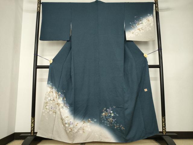 ■■■　サイズ　■■■ 身丈 158cm（肩から） 裄丈 66cm 袖丈 48cm　縫込み 8cm 袖幅 34cm 前幅 23cm 後幅 28cm 着物縫いこみ 内揚げ 4cm 裄 お袖側 約2cm　身頃側 約3cm ■■■　商品詳細　■■■ 【正絹】 状態は特に目立ったシミ汚れなどもなく大変良い状態です。 和紙染・染色作家として活躍される植村彩弘。 和紙染を極め、独自の芸術的才能を加えた作風で 着物通からも高い評価を受けております。 和紙染は和紙に染料をひたし、柄の上に丁寧に置いて、 その微妙な重なり色を生地に写し染めるものです。 柄に滲んだ輪郭が趣のあるニュアンスを生みだします。 技術はもちろんのこと作家の芸術的感性が必要な高度なものです。 市場にはなかなか出回らない植村彩弘氏の 大変上質な逸品になります。 大変上質な逸品になります。 お安く出品致しますので、是非この機会にいかがでしょうか？ ■■■　注意事項　■■■ ■モニター発色の具合により色合いが異なる場合がございます。 ■寸法は多少の誤差が生じる場合がございますのでご了承ください。 ■縫込みの長さが左右非対称の場合は短い部分を記載しております。 左右非対称であってもご返品・お値引き等の保証は出来かねますので、ご了承の上ご購入をお願い致します。 ■シミ等のチェックには注意を払っておりますが、見落としがある場合もございますし、個人の見解も様々ですので神経質な方のご購入はお控えください。 ■箪笥に入っておりました着物や帯なので畳みシワや匂いがあるものもございます。 ■お休みは基本的に土日祝となりますが、その他臨時でお休みする場合がございますのでご了承ください。 ■商品の発送は平日のみの発送となります。 ■夜間と土曜、日曜日はお問い合わせの回答が遅れる場合がございます。 ■当店では、お直し、紋入れ、お手入れ等は承っておりません。 ■生地の状態（ヤケ、経年劣化等）によってはサイズ直しが出来ない場合がございます。 その点もどうかご了承のうえ、ご購入をお願いいたします。 ■弊社で取り扱う商品は一点ものにつき、時期や在庫状況に応じて金額が変更となる場合がございます。 ■検針は行っておりません。予めご了承いただきますようお願いいたします。 ■【洗える着物】と記載のある商品におきましては、商品お届け後に洗濯を行ってしまってからのご返品にはご対応しかねます。 念の為、専門店でのお手入れをお願いいたします。 ■写真に写っている物が全てになります。それ以外の付属品はございませんのでご了承ください。 ■状態に関する写真につきましては、掲載可能な写真枚数に限りがあるため、各箇所につき1枚参考画像を掲載しております。 ■着物のサイズ目安は下記を参考ください↓ ＜女性着物＞　お端折り次第で＋5cm　−1cmが着用可能サイズ 　例）身丈170cmの場合、身長160cm〜175cm ＜男性着物＞　身丈＋約25cm〜27cm程が適応身長 　例）身丈155cmの場合、身長180〜182cm