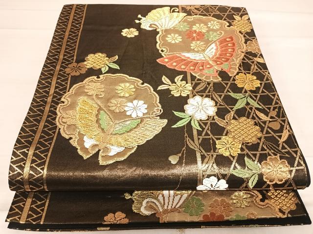 ■■■　サイズ　■■■ 長さ 414cm 幅 30.5cm程 ■■■　商品詳細　■■■ 【正絹・芯なし】 詳細に関しましては、画像をご確認ください。 大変上質な逸品になります。 お安く出品致しますので、是非この機会にいかがでしょうか？ ■■■　注意事項　■■■ ■モニター発色の具合により色合いが異なる場合がございます。 ■寸法は多少の誤差が生じる場合がございますのでご了承ください。 ■縫込みの長さが左右非対称の場合は短い部分を記載しております。 左右非対称であってもご返品・お値引き等の保証は出来かねますので、ご了承の上ご購入をお願い致します。 ■シミ等のチェックには注意を払っておりますが、見落としがある場合もございますし、個人の見解も様々ですので神経質な方のご購入はお控えください。 ■箪笥に入っておりました着物や帯なので畳みシワや匂いがあるものもございます。 ■お休みは基本的に土日祝となりますが、その他臨時でお休みする場合がございますのでご了承ください。 ■商品の発送は平日のみの発送となります。 ■夜間と土曜、日曜日はお問い合わせの回答が遅れる場合がございます。 ■当店では、お直し、紋入れ、お手入れ等は承っておりません。 ■生地の状態（ヤケ、経年劣化等）によってはサイズ直しが出来ない場合がございます。 その点もどうかご了承のうえ、ご購入をお願いいたします。 ■弊社で取り扱う商品は一点ものにつき、時期や在庫状況に応じて金額が変更となる場合がございます。 ■検針は行っておりません。予めご了承いただきますようお願いいたします。 ■【洗える着物】と記載のある商品におきましては、商品お届け後に洗濯を行ってしまってからのご返品にはご対応しかねます。 念の為、専門店でのお手入れをお願いいたします。 ■着物のサイズ目安は下記を参考ください↓ ＜女性着物＞　お端折り次第で＋5cm　−1cmが着用可能サイズ 　例）身丈170cmの場合、身長160cm〜175cm ＜男性着物＞　身丈＋約25cm〜27cm程が適応身長 　例）身丈155cmの場合、身長180〜182cm