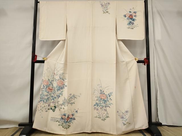 ■■■　サイズ　■■■ 身丈 162cm（肩から） 裄丈 66cm 袖丈 52cm　縫込み 6.5cm 袖幅 34cm 前幅 24cm 後幅 30cm 着物縫いこみ 内揚げ 4cm 裄 お袖側 約2cm　身頃側 約3cm ■■■　商品詳細　■■■ 【正絹】 状態は画像を添付しておりますので、そちらをご確認下さいますよう宜しくお願い致します。 大変上質な逸品になります。 お安く出品致しますので、是非この機会にいかがでしょうか？ ■■■　注意事項　■■■ ■モニター発色の具合により色合いが異なる場合がございます。 ■寸法は多少の誤差が生じる場合がございますのでご了承ください。 ■縫込みの長さが左右非対称の場合は短い部分を記載しております。 左右非対称であってもご返品・お値引き等の保証は出来かねますので、ご了承の上ご購入をお願い致します。 ■シミ等のチェックには注意を払っておりますが、見落としがある場合もございますし、個人の見解も様々ですので神経質な方のご購入はお控えください。 ■箪笥に入っておりました着物や帯なので畳みシワや匂いがあるものもございます。 ■お休みは基本的に土日祝となりますが、その他臨時でお休みする場合がございますのでご了承ください。 ■商品の発送は平日のみの発送となります。 ■夜間と土曜、日曜日はお問い合わせの回答が遅れる場合がございます。 ■当店では、お直し、紋入れ、お手入れ等は承っておりません。 ■生地の状態（ヤケ、経年劣化等）によってはサイズ直しが出来ない場合がございます。 その点もどうかご了承のうえ、ご購入をお願いいたします。 ■弊社で取り扱う商品は一点ものにつき、時期や在庫状況に応じて金額が変更となる場合がございます。 ■検針は行っておりません。予めご了承いただきますようお願いいたします。 ■【洗える着物】と記載のある商品におきましては、商品お届け後に洗濯を行ってしまってからのご返品にはご対応しかねます。 念の為、専門店でのお手入れをお願いいたします。 ■着物のサイズ目安は下記を参考ください↓ ＜女性着物＞　お端折り次第で＋5cm　−1cmが着用可能サイズ 　例）身丈170cmの場合、身長160cm〜175cm ＜男性着物＞　身丈＋約25cm〜27cm程が適応身長 　例）身丈155cmの場合、身長180〜182cm