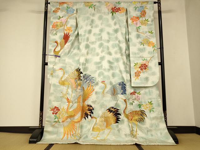 ■■■　サイズ　■■■ 身丈 176cm（肩から） 裄丈 64cm 袖丈 106cm　縫込み 5cm 袖幅 32cm 前幅 24.5cm 後幅 30cm 着物縫いこみ 内揚げ 0cm 裄 お袖側 約1.5cm　身頃側 約2cm ■■■　商品詳細　■■■ 【正絹・ふき綿仕立て・比翼仕立て】 状態は接写画像のようにふき綿部分・表地・袖口・衿・衿山・剣先・比翼・胴裏・八掛に薄い汚れがございますが その他特に目立ったシミ汚れなどもなく大変良い状態です。 大変上質な逸品になります。 お安く出品致しますので、是非この機会にいかがでしょうか？ ■■■　注意事項　■■■ ■モニター発色の具合により色合いが異なる場合がございます。 ■寸法は多少の誤差が生じる場合がございますのでご了承ください。 ■縫込みの長さが左右非対称の場合は短い部分を記載しております。 左右非対称であってもご返品・お値引き等の保証は出来かねますので、ご了承の上ご購入をお願い致します。 ■シミ等のチェックには注意を払っておりますが、見落としがある場合もございますし、個人の見解も様々ですので神経質な方のご購入はお控えください。 ■箪笥に入っておりました着物や帯なので畳みシワや匂いがあるものもございます。 ■お休みは基本的に土日祝となりますが、その他臨時でお休みする場合がございますのでご了承ください。 ■商品の発送は平日のみの発送となります。 ■夜間と土曜、日曜日はお問い合わせの回答が遅れる場合がございます。 ■当店では、お直し、紋入れ、お手入れ等は承っておりません。 ■生地の状態（ヤケ、経年劣化等）によってはサイズ直しが出来ない場合がございます。 その点もどうかご了承のうえ、ご購入をお願いいたします。 ■弊社で取り扱う商品は一点ものにつき、時期や在庫状況に応じて金額が変更となる場合がございます。 ■検針は行っておりません。予めご了承いただきますようお願いいたします。 ■【洗える着物】と記載のある商品におきましては、商品お届け後に洗濯を行ってしまってからのご返品にはご対応しかねます。 念の為、専門店でのお手入れをお願いいたします。 ■写真に写っている物が全てになります。 それ以外の付属品はございませんのでご了承ください。 ■状態に関する写真につきましては、掲載可能な写真枚数に限りがあるため、 各箇所につき1枚参考画像を掲載しております。 ■着物のサイズ目安は下記を参考ください↓ ＜女性着物＞　お端折り次第で＋5cm　−10cmが着用可能サイズ 　例）身丈170cmの場合、身長160cm〜175cm ＜男性着物＞　身丈＋約25cm〜27cm程が適応身長 　例）身丈155cmの場合、身長180cm〜182cm