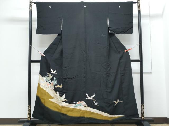 ■■■　サイズ　■■■ 身丈 158cm（肩から） 裄丈 62cm 袖丈 43cm　縫込み 7cm 袖幅 32cm 前幅 23cm 後幅 30cm 着物縫いこみ 内揚げ 0cm 裄 お袖側 約3cm　身頃側 約4cm ■■■　商品詳細　■■■ 【正絹・五つ紋】 状態は接写画像のように後身頃・衿山・袖口に薄い汚れがございますが その他特に目立ったシミ汚れなどもなく大変良い状態です。 大変上質な逸品になります。 お安く出品致しますので、是非この機会にいかがでしょうか？ ※若干たたみシワがございます。 ■■■　注意事項　■■■ ■モニター発色の具合により色合いが異なる場合がございます。 ■寸法は多少の誤差が生じる場合がございますのでご了承ください。 ■縫込みの長さが左右非対称の場合は短い部分を記載しております。 左右非対称であってもご返品・お値引き等の保証は出来かねますので、ご了承の上ご購入をお願い致します。 ■シミ等のチェックには注意を払っておりますが、見落としがある場合もございますし、個人の見解も様々ですので神経質な方のご購入はお控えください。 ■箪笥に入っておりました着物や帯なので畳みシワや匂いがあるものもございます。 ■お休みは基本的に土日祝となりますが、その他臨時でお休みする場合がございますのでご了承ください。 ■商品の発送は平日のみの発送となります。 ■夜間と土曜、日曜日はお問い合わせの回答が遅れる場合がございます。 ■当店では、お直し、紋入れ、お手入れ等は承っておりません。 ■生地の状態（ヤケ、経年劣化等）によってはサイズ直しが出来ない場合がございます。 その点もどうかご了承のうえ、ご購入をお願いいたします。 ■弊社で取り扱う商品は一点ものにつき、時期や在庫状況に応じて金額が変更となる場合がございます。 ■検針は行っておりません。予めご了承いただきますようお願いいたします。 ■【洗える着物】と記載のある商品におきましては、商品お届け後に洗濯を行ってしまってからのご返品にはご対応しかねます。 念の為、専門店でのお手入れをお願いいたします。 ■着物のサイズ目安は下記を参考ください↓ ＜女性着物＞　お端折り次第で＋5cm　−1cmが着用可能サイズ 　例）身丈170cmの場合、身長160cm〜175cm ＜男性着物＞　身丈＋約25cm〜27cm程が適応身長 　例）身丈155cmの場合、身長180〜182cm