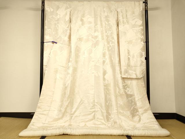 ■■■　サイズ　■■■ 身丈 193cm（肩から） 裄丈 66cm 袖丈 104.5cm　縫込み 6.5cm 袖幅 33cm 前幅 30cm 後幅 34cm 着物縫いこみ 内揚げ 0cm 裄 お袖側 約2cm　身頃側 約1cm ■■■　商品詳細　■■■ 【正絹・ふき綿仕立て】 状態は接写画像のようにふき綿部分・左袖前・袖口・胴裏に薄い汚れがございますが その他特に目立ったシミ汚れなどもなく大変良い状態です。 大変上質な逸品になります。 お安く出品致しますので、是非この機会にいかがでしょうか？ ■■■　注意事項　■■■ ■モニター発色の具合により色合いが異なる場合がございます。 ■寸法は多少の誤差が生じる場合がございますのでご了承ください。 ■縫込みの長さが左右非対称の場合は短い部分を記載しております。 左右非対称であってもご返品・お値引き等の保証は出来かねますので、ご了承の上ご購入をお願い致します。 ■シミ等のチェックには注意を払っておりますが、見落としがある場合もございますし、個人の見解も様々ですので神経質な方のご購入はお控えください。 ■箪笥に入っておりました着物や帯なので畳みシワや匂いがあるものもございます。 ■お休みは基本的に土日祝となりますが、その他臨時でお休みする場合がございますのでご了承ください。 ■商品の発送は平日のみの発送となります。 ■夜間と土曜、日曜日はお問い合わせの回答が遅れる場合がございます。 ■当店では、お直し、紋入れ、お手入れ等は承っておりません。 ■生地の状態（ヤケ、経年劣化等）によってはサイズ直しが出来ない場合がございます。 その点もどうかご了承のうえ、ご購入をお願いいたします。 ■弊社で取り扱う商品は一点ものにつき、時期や在庫状況に応じて金額が変更となる場合がございます。 ■検針は行っておりません。予めご了承いただきますようお願いいたします。 ■【洗える着物】と記載のある商品におきましては、商品お届け後に洗濯を行ってしまってからのご返品にはご対応しかねます。 念の為、専門店でのお手入れをお願いいたします。 ■写真に写っている物が全てになります。 それ以外の付属品はございませんのでご了承ください。 ■状態に関する写真につきましては、掲載可能な写真枚数に限りがあるため、 各箇所につき1枚参考画像を掲載しております。 ■着物のサイズ目安は下記を参考ください↓ ＜女性着物＞　お端折り次第で＋5cm　−10cmが着用可能サイズ 　例）身丈170cmの場合、身長160cm〜175cm ＜男性着物＞　身丈＋約25cm〜27cm程が適応身長 　例）身丈155cmの場合、身長180cm〜182cm