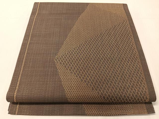 ■■■　サイズ　■■■ 長さ 382cm 幅 31cm程 ■■■　商品詳細　■■■ 【正絹・未使用】 状態は一度も締めておらず 特に目立ったシミ汚れなどもなく大変良い状態です。 小森久は1928年、筑前秋月で生まれた草木染めの染匠です。 草木染め一本で60年以上のキャリアを持ち、 自ら「本・草木染」と名付けた高い技術と独創性が評価され、 昭和50年には甘木市無形文化財に指定されました。 小森草木染手織工房の染匠・小森久によって作られた染物は、 「同じ色は二度と出せない」ことから希少価値の高い存在になっています。 無形文化財に指定されております。 大変上質な逸品になります。 お安く出品致しますので、是非この機会にいかがでしょうか？ ■■■　注意事項　■■■ ■モニター発色の具合により色合いが異なる場合がございます。 ■寸法は多少の誤差が生じる場合がございますのでご了承ください。 ■縫込みの長さが左右非対称の場合は短い部分を記載しております。 左右非対称であってもご返品・お値引き等の保証は出来かねますので、ご了承の上ご購入をお願い致します。 ■シミ等のチェックには注意を払っておりますが、見落としがある場合もございますし、個人の見解も様々ですので神経質な方のご購入はお控えください。 ■箪笥に入っておりました着物や帯なので畳みシワや匂いがあるものもございます。 ■お休みは基本的に土日祝となりますが、その他臨時でお休みする場合がございますのでご了承ください。 ■商品の発送は平日のみの発送となります。 ■夜間と土曜、日曜日はお問い合わせの回答が遅れる場合がございます。 ■当店では、お直し、紋入れ、お手入れ等は承っておりません。 ■生地の状態（ヤケ、経年劣化等）によってはサイズ直しが出来ない場合がございます。 その点もどうかご了承のうえ、ご購入をお願いいたします。 ■弊社で取り扱う商品は一点ものにつき、時期や在庫状況に応じて金額が変更となる場合がございます。 ■検針は行っておりません。予めご了承いただきますようお願いいたします。 ■【洗える着物】と記載のある商品におきましては、商品お届け後に洗濯を行ってしまってからのご返品にはご対応しかねます。 念の為、専門店でのお手入れをお願いいたします。 ■写真に写っている物が全てになります。それ以外の付属品はございませんのでご了承ください。 ■状態に関する写真につきましては、掲載可能な写真枚数に限りがあるため、各箇所につき1枚参考画像を掲載しております。 ■着物のサイズ目安は下記を参考ください↓ ＜女性着物＞　お端折り次第で＋5cm　－1cmが着用可能サイズ 　例）身丈170cmの場合、身長160cm～175cm ＜男性着物＞　身丈＋約25cm～27cm程が適応身長 　例）身丈155cmの場合、身長180～182cm
