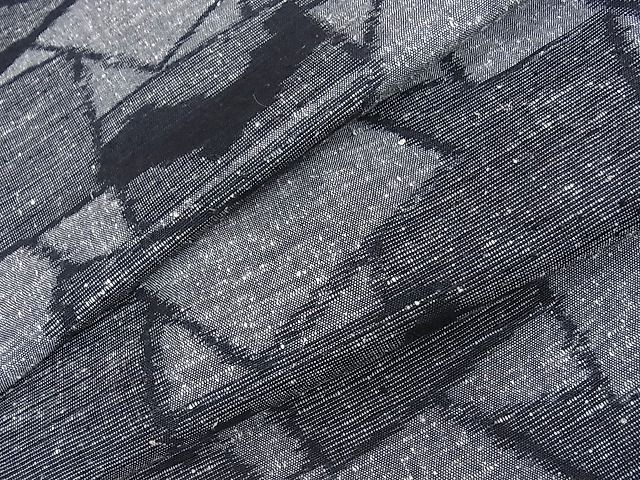 ■■■　サイズ　■■■ 身丈 150cm（肩から） 裄丈 62.5cm 袖丈 43cm　縫込み 5cm 袖幅 32.5cm 前幅 21.5cm 後幅 28cm 着物縫いこみ 内揚げ 3cm 裄 お袖側 約4cm　身頃側 約5cm ■■■　商品詳細　■■■ 【正絹】 状態は接写画像のように右袖前・胴裏・衿裏・衿山に薄い汚れがございますが その他特に目立ったシミ汚れなどもなく大変良い状態です。 大変上質な逸品になります。 お安く出品致しますので、是非この機会にいかがでしょうか？ ■■■　注意事項　■■■ ■モニター発色の具合により色合いが異なる場合がございます。 ■寸法は多少の誤差が生じる場合がございますのでご了承ください。 ■縫込みの長さが左右非対称の場合は短い部分を記載しております。 左右非対称であってもご返品・お値引き等の保証は出来かねますので、ご了承の上ご購入をお願い致します。 ■シミ等のチェックには注意を払っておりますが、見落としがある場合もございますし、個人の見解も様々ですので神経質な方のご購入はお控えください。 ■箪笥に入っておりました着物や帯なので畳みシワや匂いがあるものもございます。 ■お休みは基本的に土日祝となりますが、その他臨時でお休みする場合がございますのでご了承ください。 ■商品の発送は平日のみの発送となります。 ■夜間と土曜、日曜日はお問い合わせの回答が遅れる場合がございます。 ■当店では、お直し、紋入れ、お手入れ等は承っておりません。 ■生地の状態（ヤケ、経年劣化等）によってはサイズ直しが出来ない場合がございます。 その点もどうかご了承のうえ、ご購入をお願いいたします。 ■弊社で取り扱う商品は一点ものにつき、時期や在庫状況に応じて金額が変更となる場合がございます。 ■検針は行っておりません。予めご了承いただきますようお願いいたします。 ■【洗える着物】と記載のある商品におきましては、商品お届け後に洗濯を行ってしまってからのご返品にはご対応しかねます。 念の為、専門店でのお手入れをお願いいたします。 ■着物のサイズ目安は下記を参考ください↓ ＜女性着物＞　お端折り次第で＋5cm　−1cmが着用可能サイズ 　例）身丈170cmの場合、身長160cm〜175cm ＜男性着物＞　身丈＋約25cm〜27cm程が適応身長 　例）身丈155cmの場合、身長180〜182cm