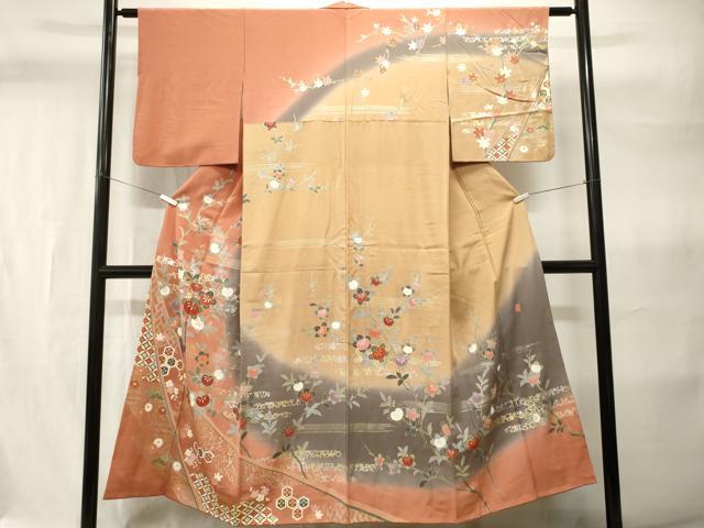 ■■■　サイズ　■■■ 身丈 146cm（肩から） 裄丈 61cm 袖丈 47cm　縫込み 5cm 袖幅 31cm 前幅 24cm 後幅 29cm 着物縫いこみ 内揚げ 10cm 裄 お袖側 約1cm　身頃側 約4cm ■■■　商品詳細　■■■ 【正絹・バチ衿】 状態は特に目立ったシミ汚れなどもなく大変良い状態です。 大変上質な逸品になります。 お安く出品致しますので、是非この機会にいかがでしょうか？ ■■■　注意事項　■■■ ■モニター発色の具合により色合いが異なる場合がございます。 ■寸法は多少の誤差が生じる場合がございますのでご了承ください。 ■縫込みの長さが左右非対称の場合は短い部分を記載しております。 左右非対称であってもご返品・お値引き等の保証は出来かねますので、ご了承の上ご購入をお願い致します。 ■シミ等のチェックには注意を払っておりますが、見落としがある場合もございますし、個人の見解も様々ですので神経質な方のご購入はお控えください。 ■箪笥に入っておりました着物や帯なので畳みシワや匂いがあるものもございます。 ■お休みは基本的に土日祝となりますが、その他臨時でお休みする場合がございますのでご了承ください。 ■商品の発送は平日のみの発送となります。 ■夜間と土曜、日曜日はお問い合わせの回答が遅れる場合がございます。 ■当店では、お直し、紋入れ、お手入れ等は承っておりません。 ■生地の状態（ヤケ、経年劣化等）によってはサイズ直しが出来ない場合がございます。 その点もどうかご了承のうえ、ご購入をお願いいたします。 ■弊社で取り扱う商品は一点ものにつき、時期や在庫状況に応じて金額が変更となる場合がございます。 ■検針は行っておりません。予めご了承いただきますようお願いいたします。 ■【洗える着物】と記載のある商品におきましては、商品お届け後に洗濯を行ってしまってからのご返品にはご対応しかねます。 念の為、専門店でのお手入れをお願いいたします。 ■写真に写っている物が全てになります。それ以外の付属品はございませんのでご了承ください。 ■状態に関する写真につきましては、掲載可能な写真枚数に限りがあるため、各箇所につき1枚参考画像を掲載しております。 ■着物のサイズ目安は下記を参考ください↓ ＜女性着物＞　お端折り次第で＋5cm　－1cmが着用可能サイズ 　例）身丈170cmの場合、身長160cm～175cm ＜男性着物＞　身丈＋約25cm～27cm程が適応身長 　例）身丈155cmの場合、身長180～182cm