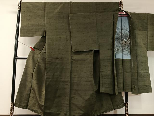 ■■■　サイズ　■■■ 【着物】 身丈 150cm（肩から） 裄丈 68cm 袖丈 51cm　縫込み 4cm 袖幅 34cm 前幅 26.5cm 後幅 30cm 着物縫いこみ 内揚げ 4.5cm 裄 お袖側 約2cm　身頃側 約1cm 【羽織】 身丈 103.5cm（肩から） 裄丈 70cm 袖丈 52cm　縫込み 4cm 袖幅 36cm 前幅 19.5cm 後幅 31cm 裄 お袖側 約0cm　身頃側 約1cm ■■■　商品詳細　■■■ 【正絹・未使用】 状態は特に目立ったシミ汚れなどもなく大変良い状態です。 大変上質な逸品になります。 お安く出品致しますので、是非この機会にいかがでしょうか？ ■■■　注意事項　■■■ ■モニター発色の具合により色合いが異なる場合がございます。 ■寸法は多少の誤差が生じる場合がございますのでご了承ください。 ■縫込みの長さが左右非対称の場合は短い部分を記載しております。 左右非対称であってもご返品・お値引き等の保証は出来かねますので、ご了承の上ご購入をお願い致します。 ■シミ等のチェックには注意を払っておりますが、見落としがある場合もございますし、個人の見解も様々ですので神経質な方のご購入はお控えください。 ■箪笥に入っておりました着物や帯なので畳みシワや匂いがあるものもございます。 ■お休みは基本的に土日祝となりますが、その他臨時でお休みする場合がございますのでご了承ください。 ■商品の発送は平日のみの発送となります。 ■夜間と土曜、日曜日はお問い合わせの回答が遅れる場合がございます。 ■当店では、お直し、紋入れ、お手入れ等は承っておりません。 ■生地の状態（ヤケ、経年劣化等）によってはサイズ直しが出来ない場合がございます。 その点もどうかご了承のうえ、ご購入をお願いいたします。 ■弊社で取り扱う商品は一点ものにつき、時期や在庫状況に応じて金額が変更となる場合がございます。 ■検針は行っておりません。予めご了承いただきますようお願いいたします。 ■【洗える着物】と記載のある商品におきましては、商品お届け後に洗濯を行ってしまってからのご返品にはご対応しかねます。 念の為、専門店でのお手入れをお願いいたします。 ■着物のサイズ目安は下記を参考ください↓ ＜女性着物＞　お端折り次第で＋5cm　−1cmが着用可能サイズ 　例）身丈170cmの場合、身長160cm〜175cm ＜男性着物＞　身丈＋約25cm〜27cm程が適応身長 　例）身丈155cmの場合、身長180〜182cm