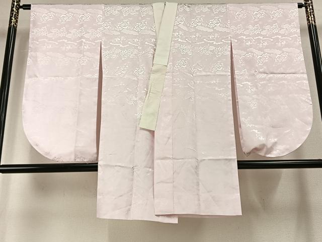 ■■■　サイズ　■■■ 身丈 99cm（肩から） 裄丈 65cm 袖丈 76cm　縫込み 2cm 袖幅 33cm 前幅 28cm 後幅 30cm 着物縫いこみ 内揚げ 0cm 裄 お袖側 約1.5cm　身頃側 約0cm ■■■　商品詳細　■■■ 【化繊】 状態は特に目立ったシミ汚れなどもなく大変良い状態です。 お安く出品致しますので、是非この機会にいかがでしょうか？※ご自身で洗濯された場合の保証はできかねます。 専門店にご相談ください。 ■■■　注意事項　■■■ ■モニター発色の具合により色合いが異なる場合がございます。 ■寸法は多少の誤差が生じる場合がございますのでご了承ください。 ■縫込みの長さが左右非対称の場合は短い部分を記載しております。 左右非対称であってもご返品・お値引き等の保証は出来かねますので、ご了承の上ご購入をお願い致します。 ■シミ等のチェックには注意を払っておりますが、見落としがある場合もございますし、個人の見解も様々ですので神経質な方のご購入はお控えください。 ■箪笥に入っておりました着物や帯なので畳みシワや匂いがあるものもございます。 ■お休みは基本的に土日祝となりますが、その他臨時でお休みする場合がございますのでご了承ください。 ■商品の発送は平日のみの発送となります。 ■夜間と土曜、日曜日はお問い合わせの回答が遅れる場合がございます。 ■当店では、お直し、紋入れ、お手入れ等は承っておりません。 ■生地の状態（ヤケ、経年劣化等）によってはサイズ直しが出来ない場合がございます。 その点もどうかご了承のうえ、ご購入をお願いいたします。 ■弊社で取り扱う商品は一点ものにつき、時期や在庫状況に応じて金額が変更となる場合がございます。 ■検針は行っておりません。予めご了承いただきますようお願いいたします。 ■【洗える着物】と記載のある商品におきましては、商品お届け後に洗濯を行ってしまってからのご返品にはご対応しかねます。 念の為、専門店でのお手入れをお願いいたします。 ■着物のサイズ目安は下記を参考ください↓ ＜女性着物＞　お端折り次第で＋5cm　−1cmが着用可能サイズ 　例）身丈170cmの場合、身長160cm〜175cm ＜男性着物＞　身丈＋約25cm〜27cm程が適応身長 　例）身丈155cmの場合、身長180〜182cm