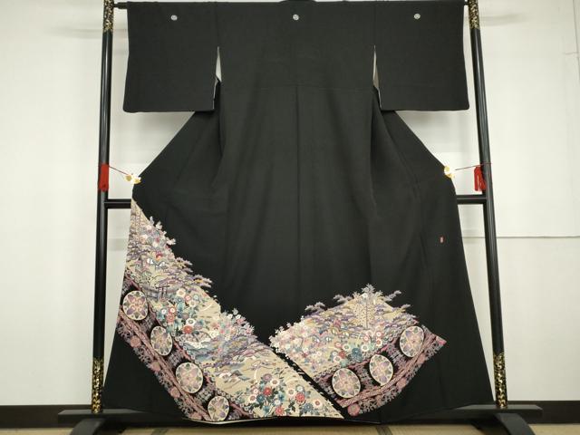 ■■■　サイズ　■■■ 身丈 155cm（肩から） 裄丈 64.5cm 袖丈 46cm　縫込み 5.5cm 袖幅 34.5cm 前幅 23.5cm 後幅 28cm 着物縫いこみ 内揚げ 8cm 裄 お袖側 約1cm　身頃側 約4.5cm ■■■　商品詳細　■■■ 【正絹・五つ紋・比翼仕立て】 状態は接写画像のように後身頃・比翼衿・衿山に薄い汚れがございますが その他特に目立ったシミ汚れなどもなく大変良い状態です。 大変上質な逸品になります。 お安く出品致しますので、是非この機会にいかがでしょうか？ ■■■　注意事項　■■■ ■モニター発色の具合により色合いが異なる場合がございます。 ■寸法は多少の誤差が生じる場合がございますのでご了承ください。 ■縫込みの長さが左右非対称の場合は短い部分を記載しております。 左右非対称であってもご返品・お値引き等の保証は出来かねますので、ご了承の上ご購入をお願い致します。 ■シミ等のチェックには注意を払っておりますが、見落としがある場合もございますし、個人の見解も様々ですので神経質な方のご購入はお控えください。 ■箪笥に入っておりました着物や帯なので畳みシワや匂いがあるものもございます。 ■お休みは基本的に土日祝となりますが、その他臨時でお休みする場合がございますのでご了承ください。 ■商品の発送は平日のみの発送となります。 ■夜間と土曜、日曜日はお問い合わせの回答が遅れる場合がございます。 ■当店では、お直し、紋入れ、お手入れ等は承っておりません。 ■生地の状態（ヤケ、経年劣化等）によってはサイズ直しが出来ない場合がございます。 その点もどうかご了承のうえ、ご購入をお願いいたします。 ■弊社で取り扱う商品は一点ものにつき、時期や在庫状況に応じて金額が変更となる場合がございます。 ■検針は行っておりません。予めご了承いただきますようお願いいたします。 ■【洗える着物】と記載のある商品におきましては、商品お届け後に洗濯を行ってしまってからのご返品にはご対応しかねます。 念の為、専門店でのお手入れをお願いいたします。 ■着物のサイズ目安は下記を参考ください↓ ＜女性着物＞　お端折り次第で＋5cm　−1cmが着用可能サイズ 　例）身丈170cmの場合、身長160cm〜175cm ＜男性着物＞　身丈＋約25cm〜27cm程が適応身長 　例）身丈155cmの場合、身長180〜182cm