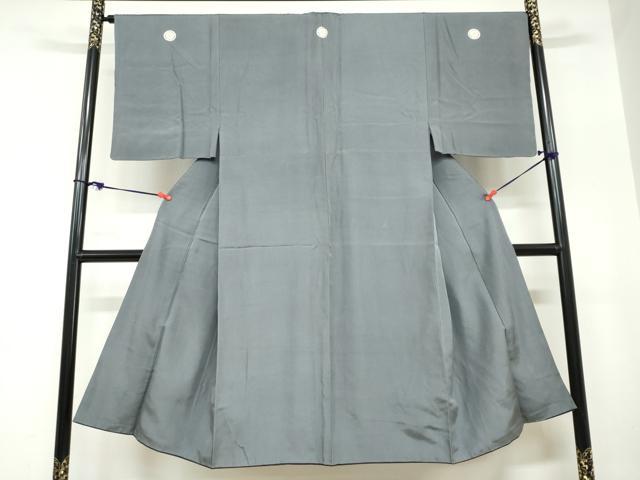 ■■■　サイズ　■■■ 身丈 134.5cm（肩から） 裄丈 66.5cm 袖丈 50cm　縫込み 6cm 袖幅 33.5cm 前幅 27cm 後幅 32cm 着物縫いこみ 内揚げ 7cm 裄 お袖側 約2cm　身頃側 約3cm ■■■　商品詳細　■■■ 【正絹・五つ紋】 状態は接写画像のように後身頃・左袖前後・右袖前後・胴裏・衿に薄い汚れがございますが その他特に目立ったシミ汚れなどもなく大変良い状態です。 大変上質な逸品になります。 お安く出品致しますので、是非この機会にいかがでしょうか？ ■■■　注意事項　■■■ ■モニター発色の具合により色合いが異なる場合がございます。 ■寸法は多少の誤差が生じる場合がございますのでご了承ください。 ■縫込みの長さが左右非対称の場合は短い部分を記載しております。 左右非対称であってもご返品・お値引き等の保証は出来かねますので、ご了承の上ご購入をお願い致します。 ■シミ等のチェックには注意を払っておりますが、見落としがある場合もございますし、個人の見解も様々ですので神経質な方のご購入はお控えください。 ■箪笥に入っておりました着物や帯なので畳みシワや匂いがあるものもございます。 ■お休みは基本的に土日祝となりますが、その他臨時でお休みする場合がございますのでご了承ください。 ■商品の発送は平日のみの発送となります。 ■夜間と土曜、日曜日はお問い合わせの回答が遅れる場合がございます。 ■当店では、お直し、紋入れ、お手入れ等は承っておりません。 ■生地の状態（ヤケ、経年劣化等）によってはサイズ直しが出来ない場合がございます。 その点もどうかご了承のうえ、ご購入をお願いいたします。 ■弊社で取り扱う商品は一点ものにつき、時期や在庫状況に応じて金額が変更となる場合がございます。 ■検針は行っておりません。予めご了承いただきますようお願いいたします。 ■【洗える着物】と記載のある商品におきましては、商品お届け後に洗濯を行ってしまってからのご返品にはご対応しかねます。 念の為、専門店でのお手入れをお願いいたします。 ■着物のサイズ目安は下記を参考ください↓ ＜女性着物＞　お端折り次第で＋5cm　−1cmが着用可能サイズ 　例）身丈170cmの場合、身長160cm〜175cm ＜男性着物＞　身丈＋約25cm〜27cm程が適応身長 　例）身丈155cmの場合、身長180〜182cm