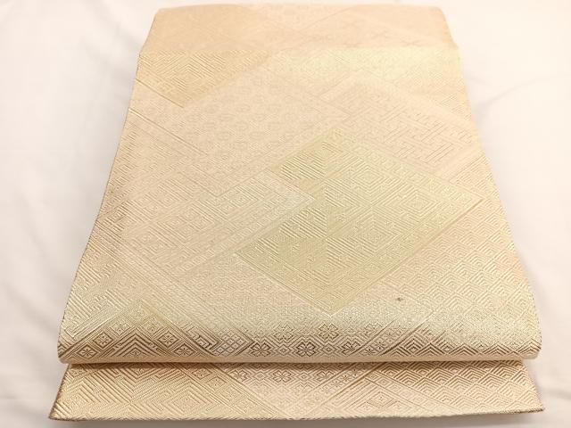 ■■■　サイズ　■■■ 長さ 440cm 幅 31cm程 ■■■　商品詳細　■■■ 【正絹・芯なし】 詳細に関しましては、画像をご確認ください。 大変上質な逸品になります。 お安く出品致しますので、是非この機会にいかがでしょうか？ ※表地・裏地に金糸の変色がございます。 ■■■　注意事項　■■■ ■モニター発色の具合により色合いが異なる場合がございます。 ■寸法は多少の誤差が生じる場合がございますのでご了承ください。 ■縫込みの長さが左右非対称の場合は短い部分を記載しております。 左右非対称であってもご返品・お値引き等の保証は出来かねますので、ご了承の上ご購入をお願い致します。 ■シミ等のチェックには注意を払っておりますが、見落としがある場合もございますし、個人の見解も様々ですので神経質な方のご購入はお控えください。 ■箪笥に入っておりました着物や帯なので畳みシワや匂いがあるものもございます。 ■お休みは基本的に土日祝となりますが、その他臨時でお休みする場合がございますのでご了承ください。 ■商品の発送は平日のみの発送となります。 ■夜間と土曜、日曜日はお問い合わせの回答が遅れる場合がございます。 ■当店では、お直し、紋入れ、お手入れ等は承っておりません。 ■生地の状態（ヤケ、経年劣化等）によってはサイズ直しが出来ない場合がございます。 その点もどうかご了承のうえ、ご購入をお願いいたします。 ■弊社で取り扱う商品は一点ものにつき、時期や在庫状況に応じて金額が変更となる場合がございます。 ■検針は行っておりません。予めご了承いただきますようお願いいたします。 ■【洗える着物】と記載のある商品におきましては、商品お届け後に洗濯を行ってしまってからのご返品にはご対応しかねます。 念の為、専門店でのお手入れをお願いいたします。 ■着物のサイズ目安は下記を参考ください↓ ＜女性着物＞　お端折り次第で＋5cm　−1cmが着用可能サイズ 　例）身丈170cmの場合、身長160cm〜175cm ＜男性着物＞　身丈＋約25cm〜27cm程が適応身長 　例）身丈155cmの場合、身長180〜182cm