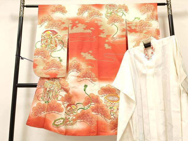 ■■■　サイズ　■■■ 【祝着】 身丈 122.5cm（肩から） 裄丈 57.5cm（肩上げ　0cm） 袖丈 72cm　縫込み 3.5cm 袖幅 30cm 前幅 20cm 後幅 26.5cm 着物縫いこみ 内揚げ 10.5cm （腰上げ　0cm） 裄 お袖側 約4cm　身頃側 約1cm 【長襦袢】 身丈 104.5cm（肩から） 裄丈 57cm（肩上げ　0cm） 袖丈 71cm　縫込み 2cm 袖幅 30.5cm 前幅 24cm 後幅 26.5cm 着物縫いこみ 内揚げ 0cm （腰上げ　0cm） 裄 お袖側 約4.5cm　身頃側 約5.5cm ■■■　商品詳細　■■■ 着物【正絹】の 状態は接写画像のように表地所々・胴裏に薄い汚れがございます。 長襦袢【化繊・半衿刺繍】の 状態は接写画像のように両袖口・裏地・衿に薄い汚れがございますが その他特に目立ったシミ汚れなどもなく大変良い状態です。 大変上質な逸品になりますので ぜひお手入れをされてお召しになられてはいかがでしょうか。 お安く出品致しますので、是非この機会にいかがでしょうか？ ※着物・襦袢共に肩上げと腰上げがされておりません。 ※襦袢の袖幅が着物よりも大きい仕立てになっておりますので、ご確認の上ご入札くださいませ。 ■■■　注意事項　■■■ ■モニター発色の具合により色合いが異なる場合がございます。 ■寸法は多少の誤差が生じる場合がございますのでご了承ください。 ■縫込みの長さが左右非対称の場合は短い部分を記載しております。 左右非対称であってもご返品・お値引き等の保証は出来かねますので、ご了承の上ご購入をお願い致します。 ■シミ等のチェックには注意を払っておりますが、見落としがある場合もございますし、個人の見解も様々ですので神経質な方のご購入はお控えください。 ■箪笥に入っておりました着物や帯なので畳みシワや匂いがあるものもございます。 ■お休みは基本的に土日祝となりますが、その他臨時でお休みする場合がございますのでご了承ください。 ■商品の発送は平日のみの発送となります。 ■夜間と土曜、日曜日はお問い合わせの回答が遅れる場合がございます。 ■当店では、お直し、紋入れ、お手入れ等は承っておりません。 ■生地の状態（ヤケ、経年劣化等）によってはサイズ直しが出来ない場合がございます。 その点もどうかご了承のうえ、ご購入をお願いいたします。 ■弊社で取り扱う商品は一点ものにつき、時期や在庫状況に応じて金額が変更となる場合がございます。 ■検針は行っておりません。予めご了承いただきますようお願いいたします。 ■【洗える着物】と記載のある商品におきましては、商品お届け後に洗濯を行ってしまってからのご返品にはご対応しかねます。 念の為、専門店でのお手入れをお願いいたします。 ■写真に写っている物が全てになります。それ以外の付属品はございませんのでご了承ください。 ■着物のサイズ目安は下記を参考ください↓ ＜女性着物＞　お端折り次第で＋5cm　－1cmが着用可能サイズ 　例）身丈170cmの場合、身長160cm～175cm ＜男性着物＞　身丈＋約25cm～27cm程が適応身長 　例）身丈155cmの場合、身長180～182cm