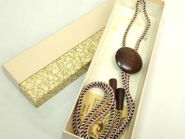 ■■■　サイズ　■■■ 長さ　約58cm（房を除く） ■■■　商品詳細　■■■ 【正絹】 状態は接写画像のように、所々に薄い汚れがございます。 大変上質な極上の逸品になります。 お安く出品致しますので、是非この機会にいかがでしょうか？ ■■■　注意事項　■■■ ■モニター発色の具合により色合いが異なる場合がございます。 ■寸法は多少の誤差が生じる場合がございますのでご了承ください。 ■縫込みの長さが左右非対称の場合は短い部分を記載しております。 左右非対称であってもご返品・お値引き等の保証は出来かねますので、ご了承の上ご購入をお願い致します。 ■シミ等のチェックには注意を払っておりますが、見落としがある場合もございますし、個人の見解も様々ですので神経質な方のご購入はお控えください。 ■箪笥に入っておりました着物や帯なので畳みシワや匂いがあるものもございます。 ■お休みは基本的に土日祝となりますが、その他臨時でお休みする場合がございますのでご了承ください。 ■商品の発送は平日のみの発送となります。 ■夜間と土曜、日曜日はお問い合わせの回答が遅れる場合がございます。 ■当店では、お直し、紋入れ、お手入れ等は承っておりません。 ■生地の状態（ヤケ、経年劣化等）によってはサイズ直しが出来ない場合がございます。 その点もどうかご了承のうえ、ご購入をお願いいたします。 ■弊社で取り扱う商品は一点ものにつき、時期や在庫状況に応じて金額が変更となる場合がございます。 ■検針は行っておりません。予めご了承いただきますようお願いいたします。 ■【洗える着物】と記載のある商品におきましては、商品お届け後に洗濯を行ってしまってからのご返品にはご対応しかねます。 念の為、専門店でのお手入れをお願いいたします。 ■着物のサイズ目安は下記を参考ください↓ ＜女性着物＞　お端折り次第で＋5?　−10?が着用可能サイズ 　例）身丈170?の場合、身長160?〜175? ＜男性着物＞　身丈＋約25?〜27?程が適応身長 　例）身丈155?の場合、身長180〜182?