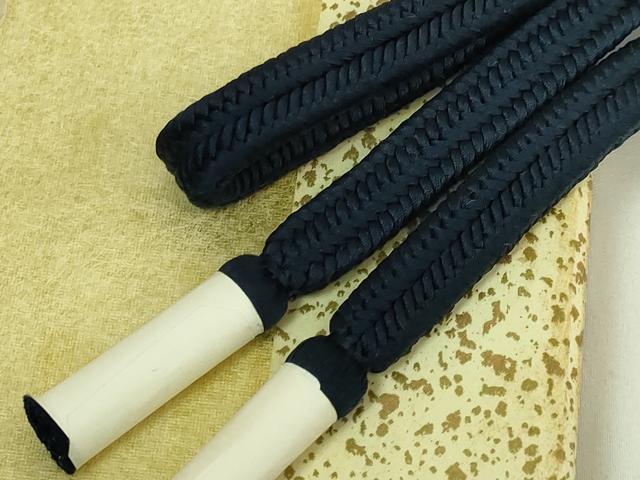 ■■■　サイズ　■■■ 長さ　約151.5cm（房を除く） ■■■　商品詳細　■■■ 【正絹・未使用】 状態は特に目立ったシミ汚れなどもなく大変良い状態です。 大変上質な極上の逸品になります。 お安く出品致しますので、是非この機会にいかがでしょうか？ ■■■　注意事項　■■■ ■モニター発色の具合により色合いが異なる場合がございます。 ■寸法は多少の誤差が生じる場合がございますのでご了承ください。 ■縫込みの長さが左右非対称の場合は短い部分を記載しております。 左右非対称であってもご返品・お値引き等の保証は出来かねますので、ご了承の上ご購入をお願い致します。 ■シミ等のチェックには注意を払っておりますが、見落としがある場合もございますし、個人の見解も様々ですので神経質な方のご購入はお控えください。 ■箪笥に入っておりました着物や帯なので畳みシワや匂いがあるものもございます。 ■お休みは基本的に土日祝となりますが、その他臨時でお休みする場合がございますのでご了承ください。 ■商品の発送は平日のみの発送となります。 ■夜間と土曜、日曜日はお問い合わせの回答が遅れる場合がございます。 ■当店では、お直し、紋入れ、お手入れ等は承っておりません。 ■生地の状態（ヤケ、経年劣化等）によってはサイズ直しが出来ない場合がございます。 その点もどうかご了承のうえ、ご購入をお願いいたします。 ■弊社で取り扱う商品は一点ものにつき、時期や在庫状況に応じて金額が変更となる場合がございます。 ■検針は行っておりません。予めご了承いただきますようお願いいたします。 ■【洗える着物】と記載のある商品におきましては、商品お届け後に洗濯を行ってしまってからのご返品にはご対応しかねます。 念の為、専門店でのお手入れをお願いいたします。 ■着物のサイズ目安は下記を参考ください↓ ＜女性着物＞　お端折り次第で＋5?　−10?が着用可能サイズ 　例）身丈170?の場合、身長160?〜175? ＜男性着物＞　身丈＋約25?〜27?程が適応身長 　例）身丈155?の場合、身長180〜182?