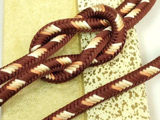 ■■■　サイズ　■■■ 長さ　約142.5cm（房を除く） ■■■　商品詳細　■■■ 【正絹・未使用】 状態は特に目立ったシミ汚れなどもなく大変良い状態です。 大変上質な極上の逸品になります。 お安く出品致しますので、是非この機会にいかがでしょうか？ ■■■　注意事項　■■■ ■モニター発色の具合により色合いが異なる場合がございます。 ■寸法は多少の誤差が生じる場合がございますのでご了承ください。 ■縫込みの長さが左右非対称の場合は短い部分を記載しております。 左右非対称であってもご返品・お値引き等の保証は出来かねますので、ご了承の上ご購入をお願い致します。 ■シミ等のチェックには注意を払っておりますが、見落としがある場合もございますし、個人の見解も様々ですので神経質な方のご購入はお控えください。 ■箪笥に入っておりました着物や帯なので畳みシワや匂いがあるものもございます。 ■お休みは基本的に土日祝となりますが、その他臨時でお休みする場合がございますのでご了承ください。 ■商品の発送は平日のみの発送となります。 ■夜間と土曜、日曜日はお問い合わせの回答が遅れる場合がございます。 ■当店では、お直し、紋入れ、お手入れ等は承っておりません。 ■生地の状態（ヤケ、経年劣化等）によってはサイズ直しが出来ない場合がございます。 その点もどうかご了承のうえ、ご購入をお願いいたします。 ■弊社で取り扱う商品は一点ものにつき、時期や在庫状況に応じて金額が変更となる場合がございます。 ■検針は行っておりません。予めご了承いただきますようお願いいたします。 ■【洗える着物】と記載のある商品におきましては、商品お届け後に洗濯を行ってしまってからのご返品にはご対応しかねます。 念の為、専門店でのお手入れをお願いいたします。 ■着物のサイズ目安は下記を参考ください↓ ＜女性着物＞　お端折り次第で＋5?　−10?が着用可能サイズ 　例）身丈170?の場合、身長160?〜175? ＜男性着物＞　身丈＋約25?〜27?程が適応身長 　例）身丈155?の場合、身長180〜182?