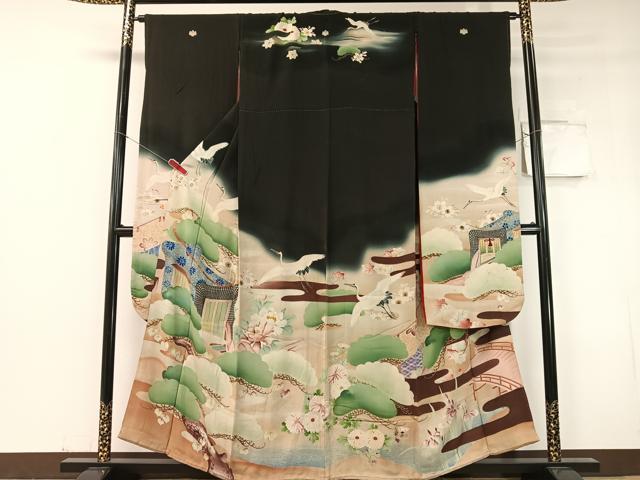 ■■■　サイズ　■■■ 身丈 157cm（肩から） 裄丈 65cm 袖丈 111cm　縫込み 5.5cm 袖幅 33cm 前幅 23.5cm 後幅 30cm 着物縫いこみ 内揚げ 2cm 裄 お袖側 約2cm　身頃側 約1.5cm ■■■　商品詳細　■■■ 【正絹・五つ紋】 状態は接写画像のように表地所々に薄い汚れ、袖付に糸解け、胴裏に穴がございます。 大変上質な逸品になります。 お安く出品致しますので、是非この機会にいかがでしょうか？ ※大正ロマンなレトロ品です。 和モダン・レトロ感をお楽しみください。 アンティークになりますので お品物の状態の感じ方には個人差がございます。 ご理解の上でのご入札をお願い致します。 ■■■　注意事項　■■■ ■モニター発色の具合により色合いが異なる場合がございます。 ■寸法は多少の誤差が生じる場合がございますのでご了承ください。 ■縫込みの長さが左右非対称の場合は短い部分を記載しております。 左右非対称であってもご返品・お値引き等の保証は出来かねますので、ご了承の上ご購入をお願い致します。 ■シミ等のチェックには注意を払っておりますが、見落としがある場合もございますし、個人の見解も様々ですので神経質な方のご購入はお控えください。 ■箪笥に入っておりました着物や帯なので畳みシワや匂いがあるものもございます。 ■お休みは基本的に土日祝となりますが、その他臨時でお休みする場合がございますのでご了承ください。 ■商品の発送は平日のみの発送となります。 ■夜間と土曜、日曜日はお問い合わせの回答が遅れる場合がございます。 ■当店では、お直し、紋入れ、お手入れ等は承っておりません。 ■生地の状態（ヤケ、経年劣化等）によってはサイズ直しが出来ない場合がございます。 その点もどうかご了承のうえ、ご購入をお願いいたします。 ■弊社で取り扱う商品は一点ものにつき、時期や在庫状況に応じて金額が変更となる場合がございます。 ■検針は行っておりません。予めご了承いただきますようお願いいたします。 ■【洗える着物】と記載のある商品におきましては、商品お届け後に洗濯を行ってしまってからのご返品にはご対応しかねます。 念の為、専門店でのお手入れをお願いいたします。 ■着物のサイズ目安は下記を参考ください↓ ＜女性着物＞　お端折り次第で＋5cm　−1cmが着用可能サイズ 　例）身丈170cmの場合、身長160cm〜175cm ＜男性着物＞　身丈＋約25cm〜27cm程が適応身長 　例）身丈155cmの場合、身長180〜182cm