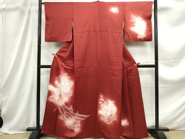 ■■■　サイズ　■■■ 身丈 165cm（肩から） 裄丈 64cm 袖丈 49cm　縫込み 7cm 袖幅 33cm 前幅 24cm 後幅 30cm 着物縫いこみ 内揚げ 5cm 裄 お袖側 約0cm　身頃側 約5.5cm ■■■　商品詳細　■■■ 【正絹】 状態は画像を添付しておりますので、そちらをご確認下さいますよう宜しくお願い致します。 大変上質な逸品になります。 お安く出品致しますので、是非この機会にいかがでしょうか？ ■■■　注意事項　■■■ ■モニター発色の具合により色合いが異なる場合がございます。 ■寸法は多少の誤差が生じる場合がございますのでご了承ください。 ■縫込みの長さが左右非対称の場合は短い部分を記載しております。 左右非対称であってもご返品・お値引き等の保証は出来かねますので、ご了承の上ご購入をお願い致します。 ■シミ等のチェックには注意を払っておりますが、見落としがある場合もございますし、個人の見解も様々ですので神経質な方のご購入はお控えください。 ■箪笥に入っておりました着物や帯なので畳みシワや匂いがあるものもございます。 ■お休みは基本的に土日祝となりますが、その他臨時でお休みする場合がございますのでご了承ください。 ■商品の発送は平日のみの発送となります。 ■夜間と土曜、日曜日はお問い合わせの回答が遅れる場合がございます。 ■当店では、お直し、紋入れ、お手入れ等は承っておりません。 ■生地の状態（ヤケ、経年劣化等）によってはサイズ直しが出来ない場合がございます。 その点もどうかご了承のうえ、ご購入をお願いいたします。 ■弊社で取り扱う商品は一点ものにつき、時期や在庫状況に応じて金額が変更となる場合がございます。 ■検針は行っておりません。予めご了承いただきますようお願いいたします。 ■【洗える着物】と記載のある商品におきましては、商品お届け後に洗濯を行ってしまってからのご返品にはご対応しかねます。 念の為、専門店でのお手入れをお願いいたします。 ■着物のサイズ目安は下記を参考ください↓ ＜女性着物＞　お端折り次第で＋5cm　−1cmが着用可能サイズ 　例）身丈170cmの場合、身長160cm〜175cm ＜男性着物＞　身丈＋約25cm〜27cm程が適応身長 　例）身丈155cmの場合、身長180〜182cm