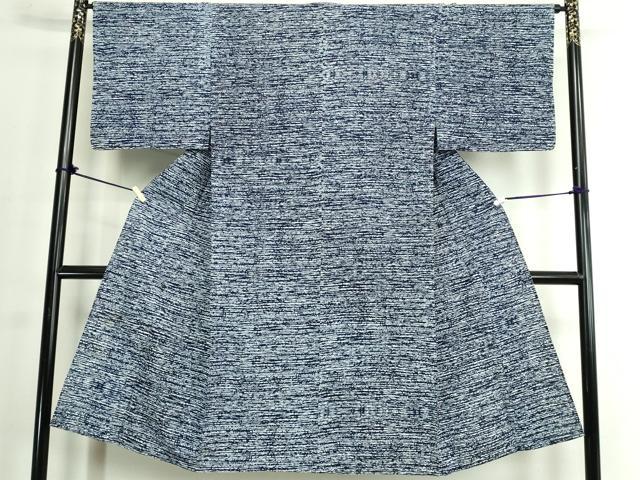 ■■■　サイズ　■■■ 身丈 130cm（肩から） 裄丈 66cm 袖丈 44cm　縫込み 0cm 袖幅 33cm 前幅 25cm 後幅 31cm 着物縫いこみ 内揚げ 4.5cm 裄 お袖側 約1.5cm　身頃側 約0cm ■■■　商品詳細　■■■ 【綿】 状態は接写画像のように上前・上前おくみに薄い汚れがございますが その他特に目立ったシミ汚れなどもなく大変良い状態です。 大変上質な逸品になります。 お安く出品致しますので、是非この機会にいかがでしょうか？ ■■■　注意事項　■■■ ■モニター発色の具合により色合いが異なる場合がございます。 ■寸法は多少の誤差が生じる場合がございますのでご了承ください。 ■縫込みの長さが左右非対称の場合は短い部分を記載しております。 左右非対称であってもご返品・お値引き等の保証は出来かねますので、ご了承の上ご購入をお願い致します。 ■シミ等のチェックには注意を払っておりますが、見落としがある場合もございますし、個人の見解も様々ですので神経質な方のご購入はお控えください。 ■箪笥に入っておりました着物や帯なので畳みシワや匂いがあるものもございます。 ■お休みは基本的に土日祝となりますが、その他臨時でお休みする場合がございますのでご了承ください。 ■商品の発送は平日のみの発送となります。 ■夜間と土曜、日曜日はお問い合わせの回答が遅れる場合がございます。 ■当店では、お直し、紋入れ、お手入れ等は承っておりません。 ■生地の状態（ヤケ、経年劣化等）によってはサイズ直しが出来ない場合がございます。 その点もどうかご了承のうえ、ご購入をお願いいたします。 ■弊社で取り扱う商品は一点ものにつき、時期や在庫状況に応じて金額が変更となる場合がございます。 ■検針は行っておりません。予めご了承いただきますようお願いいたします。 ■【洗える着物】と記載のある商品におきましては、商品お届け後に洗濯を行ってしまってからのご返品にはご対応しかねます。 念の為、専門店でのお手入れをお願いいたします。 ■写真に写っている物が全てになります。それ以外の付属品はございませんのでご了承ください。 ■状態に関する写真につきましては、掲載可能な写真枚数に限りがあるため、各箇所につき1枚参考画像を掲載しております。 ■着物のサイズ目安は下記を参考ください↓ ＜女性着物＞　お端折り次第で＋5cm　−1cmが着用可能サイズ 　例）身丈170cmの場合、身長160cm〜175cm ＜男性着物＞　身丈＋約25cm〜27cm程が適応身長 　例）身丈155cmの場合、身長180〜182cm