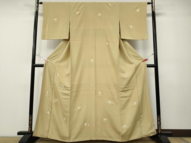 ■■■　サイズ　■■■ 身丈 162cm（肩から） 裄丈 62.5cm 袖丈 48.5cm　縫込み 10cm 袖幅 32.5cm 前幅 23cm 後幅 28.5cm 着物縫いこみ 内揚げ 6cm 裄 お袖側 約4cm　身頃側 約5cm ■■■　商品詳細　■■■ 【正絹】 状態は接写画像のようにおくみ・上前・後身頃・両袖・袖口に薄い汚れがございますが その他特に目立ったシミ汚れなどもなく大変良い状態です。 大変上質な逸品になります。 お安く出品致しますので、是非この機会にいかがでしょうか？ ■■■　注意事項　■■■ ■モニター発色の具合により色合いが異なる場合がございます。 ■寸法は多少の誤差が生じる場合がございますのでご了承ください。 ■縫込みの長さが左右非対称の場合は短い部分を記載しております。 左右非対称であってもご返品・お値引き等の保証は出来かねますので、ご了承の上ご購入をお願い致します。 ■シミ等のチェックには注意を払っておりますが、見落としがある場合もございますし、個人の見解も様々ですので神経質な方のご購入はお控えください。 ■箪笥に入っておりました着物や帯なので畳みシワや匂いがあるものもございます。 ■お休みは基本的に土日祝となりますが、その他臨時でお休みする場合がございますのでご了承ください。 ■商品の発送は平日のみの発送となります。 ■夜間と土曜、日曜日はお問い合わせの回答が遅れる場合がございます。 ■当店では、お直し、紋入れ、お手入れ等は承っておりません。 ■生地の状態（ヤケ、経年劣化等）によってはサイズ直しが出来ない場合がございます。 その点もどうかご了承のうえ、ご購入をお願いいたします。 ■弊社で取り扱う商品は一点ものにつき、時期や在庫状況に応じて金額が変更となる場合がございます。 ■検針は行っておりません。予めご了承いただきますようお願いいたします。 ■【洗える着物】と記載のある商品におきましては、商品お届け後に洗濯を行ってしまってからのご返品にはご対応しかねます。 念の為、専門店でのお手入れをお願いいたします。 ■着物のサイズ目安は下記を参考ください↓ ＜女性着物＞　お端折り次第で＋5cm　−1cmが着用可能サイズ 　例）身丈170cmの場合、身長160cm〜175cm ＜男性着物＞　身丈＋約25cm〜27cm程が適応身長 　例）身丈155cmの場合、身長180〜182cm