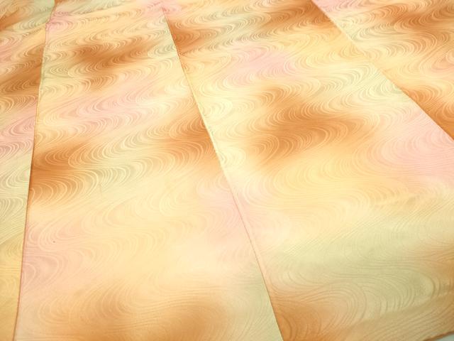 ■■■　サイズ　■■■ 身丈 161cm（肩から） 裄丈 62cm 袖丈 48cm　縫込み 2cm 袖幅 32cm 前幅 26cm 後幅 30.5cm 着物縫いこみ 内揚げ 0cm 裄 お袖側 約1.5cm　身頃側 約2.5cm ■■■　商品詳細　■■■ 【正絹】 状態は画像を添付しておりますので、そちらをご確認下さいますよう宜しくお願い致します。 大変上質な逸品になります。 お安く出品致しますので、是非この機会にいかがでしょうか？ ■■■　注意事項　■■■ ■モニター発色の具合により色合いが異なる場合がございます。 ■寸法は多少の誤差が生じる場合がございますのでご了承ください。 ■縫込みの長さが左右非対称の場合は短い部分を記載しております。 左右非対称であってもご返品・お値引き等の保証は出来かねますので、ご了承の上ご購入をお願い致します。 ■シミ等のチェックには注意を払っておりますが、見落としがある場合もございますし、個人の見解も様々ですので神経質な方のご購入はお控えください。 ■箪笥に入っておりました着物や帯なので畳みシワや匂いがあるものもございます。 ■お休みは基本的に土日祝となりますが、その他臨時でお休みする場合がございますのでご了承ください。 ■商品の発送は平日のみの発送となります。 ■夜間と土曜、日曜日はお問い合わせの回答が遅れる場合がございます。 ■当店では、お直し、紋入れ、お手入れ等は承っておりません。 ■生地の状態（ヤケ、経年劣化等）によってはサイズ直しが出来ない場合がございます。 その点もどうかご了承のうえ、ご購入をお願いいたします。 ■弊社で取り扱う商品は一点ものにつき、時期や在庫状況に応じて金額が変更となる場合がございます。 ■検針は行っておりません。予めご了承いただきますようお願いいたします。 ■【洗える着物】と記載のある商品におきましては、商品お届け後に洗濯を行ってしまってからのご返品にはご対応しかねます。 念の為、専門店でのお手入れをお願いいたします。 ■着物のサイズ目安は下記を参考ください↓ ＜女性着物＞　お端折り次第で＋5cm　−1cmが着用可能サイズ 　例）身丈170cmの場合、身長160cm〜175cm ＜男性着物＞　身丈＋約25cm〜27cm程が適応身長 　例）身丈155cmの場合、身長180〜182cm