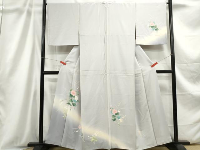 ■■■　サイズ　■■■ 身丈 158cm（肩から） 裄丈 66cm 袖丈 49.5cm　縫込み 3.5cm 袖幅 34cm 前幅 24cm 後幅 29.5cm 着物縫いこみ 内揚げ 7cm 裄 お袖側 約3cm　身頃側 約4cm ■■■　商品詳細　■■■ 【正絹】 状態は画像を添付しておりますので、そちらをご確認下さいますよう宜しくお願い致します。 大変上質な逸品になります。 お安く出品致しますので、是非この機会にいかがでしょうか？ ■■■　注意事項　■■■ ■モニター発色の具合により色合いが異なる場合がございます。 ■寸法は多少の誤差が生じる場合がございますのでご了承ください。 ■縫込みの長さが左右非対称の場合は短い部分を記載しております。 左右非対称であってもご返品・お値引き等の保証は出来かねますので、ご了承の上ご購入をお願い致します。 ■シミ等のチェックには注意を払っておりますが、見落としがある場合もございますし、個人の見解も様々ですので神経質な方のご購入はお控えください。 ■箪笥に入っておりました着物や帯なので畳みシワや匂いがあるものもございます。 ■お休みは基本的に土日祝となりますが、その他臨時でお休みする場合がございますのでご了承ください。 ■商品の発送は平日のみの発送となります。 ■夜間と土曜、日曜日はお問い合わせの回答が遅れる場合がございます。 ■当店では、お直し、紋入れ、お手入れ等は承っておりません。 ■生地の状態（ヤケ、経年劣化等）によってはサイズ直しが出来ない場合がございます。 その点もどうかご了承のうえ、ご購入をお願いいたします。 ■弊社で取り扱う商品は一点ものにつき、時期や在庫状況に応じて金額が変更となる場合がございます。 ■検針は行っておりません。予めご了承いただきますようお願いいたします。 ■【洗える着物】と記載のある商品におきましては、商品お届け後に洗濯を行ってしまってからのご返品にはご対応しかねます。 念の為、専門店でのお手入れをお願いいたします。 ■着物のサイズ目安は下記を参考ください↓ ＜女性着物＞　お端折り次第で＋5cm　−1cmが着用可能サイズ 　例）身丈170cmの場合、身長160cm〜175cm ＜男性着物＞　身丈＋約25cm〜27cm程が適応身長 　例）身丈155cmの場合、身長180〜182cm