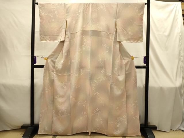 ■■■　サイズ　■■■ 身丈 162cm（肩から） 裄丈 65cm 袖丈 48cm　縫込み 4.5cm 袖幅 33cm 前幅 24.5cm 後幅 30.5cm 着物縫いこみ 内揚げ 4cm 裄 お袖側 約2cm　身頃側 約3cm ■■■　商品詳細　■■■ 【正絹】 状態は特に目立ったシミ汚れなどもなく大変良い状態です。 大変上質な逸品になります。 お安く出品致しますので、是非この機会にいかがでしょうか？ ■■■　注意事項　■■■ ■モニター発色の具合により色合いが異なる場合がございます。 ■寸法は多少の誤差が生じる場合がございますのでご了承ください。 ■縫込みの長さが左右非対称の場合は短い部分を記載しております。 左右非対称であってもご返品・お値引き等の保証は出来かねますので、ご了承の上ご購入をお願い致します。 ■シミ等のチェックには注意を払っておりますが、見落としがある場合もございますし、個人の見解も様々ですので神経質な方のご購入はお控えください。 ■箪笥に入っておりました着物や帯なので畳みシワや匂いがあるものもございます。 ■お休みは基本的に土日祝となりますが、その他臨時でお休みする場合がございますのでご了承ください。 ■商品の発送は平日のみの発送となります。 ■夜間と土曜、日曜日はお問い合わせの回答が遅れる場合がございます。 ■当店では、お直し、紋入れ、お手入れ等は承っておりません。 ■生地の状態（ヤケ、経年劣化等）によってはサイズ直しが出来ない場合がございます。 その点もどうかご了承のうえ、ご購入をお願いいたします。 ■弊社で取り扱う商品は一点ものにつき、時期や在庫状況に応じて金額が変更となる場合がございます。 ■検針は行っておりません。予めご了承いただきますようお願いいたします。 ■【洗える着物】と記載のある商品におきましては、商品お届け後に洗濯を行ってしまってからのご返品にはご対応しかねます。 念の為、専門店でのお手入れをお願いいたします。 ■写真に写っている物が全てになります。それ以外の付属品はございませんのでご了承ください。 ■状態に関する写真につきましては、掲載可能な写真枚数に限りがあるため、各箇所につき1枚参考画像を掲載しております。 ■着物のサイズ目安は下記を参考ください↓ ＜女性着物＞　お端折り次第で＋5cm　－1cmが着用可能サイズ 　例）身丈170cmの場合、身長160cm～175cm ＜男性着物＞　身丈＋約25cm～27cm程が適応身長 　例）身丈155cmの場合、身長180～182cm