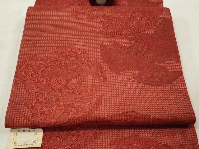 ■■■　サイズ　■■■ 幅 　約30.5cm ■■■　商品詳細　■■■ 【正絹・未使用】 状態は特に目立ったシミ汚れなどもなく大変良い状態です。 本場筑前博多織は、 福岡県福岡市博多区やその周辺で生産される絹織物です。 仏具のひとつである独鈷、華皿を基にした幾何学模様が織られています。 江戸時代に筑前藩主だった黒田長政が幕府への献上品にしたことから、 博多献上、献上博多とも呼ばれます。 横畝が際立って見える経畝織りという織りになっています。 30〜60本の細い経糸を使うため、こしやはりがあり、 地合が硬く、光沢感があります。 きちんと締まり、くずれにくい、締めやすい帯といわれています。 大変上質な逸品になります。 お安く出品致しますので、是非この機会にいかがでしょうか？ ■■■　注意事項　■■■ ■モニター発色の具合により色合いが異なる場合がございます。 ■寸法は多少の誤差が生じる場合がございますのでご了承ください。 ■縫込みの長さが左右非対称の場合は短い部分を記載しております。 左右非対称であってもご返品・お値引き等の保証は出来かねますので、ご了承の上ご購入をお願い致します。 ■シミ等のチェックには注意を払っておりますが、見落としがある場合もございますし、個人の見解も様々ですので神経質な方のご購入はお控えください。 ■箪笥に入っておりました着物や帯なので畳みシワや匂いがあるものもございます。 ■お休みは基本的に土日祝となりますが、その他臨時でお休みする場合がございますのでご了承ください。 ■商品の発送は平日のみの発送となります。 ■夜間と土曜、日曜日はお問い合わせの回答が遅れる場合がございます。 ■当店では、お直し、紋入れ、お手入れ等は承っておりません。 ■生地の状態（ヤケ、経年劣化等）によってはサイズ直しが出来ない場合がございます。 その点もどうかご了承のうえ、ご購入をお願いいたします。 ■弊社で取り扱う商品は一点ものにつき、時期や在庫状況に応じて金額が変更となる場合がございます。 ■検針は行っておりません。予めご了承いただきますようお願いいたします。 ■【洗える着物】と記載のある商品におきましては、商品お届け後に洗濯を行ってしまってからのご返品にはご対応しかねます。 念の為、専門店でのお手入れをお願いいたします。 ■着物のサイズ目安は下記を参考ください↓ ＜女性着物＞　お端折り次第で＋5cm　−1cmが着用可能サイズ 　例）身丈170cmの場合、身長160cm〜175cm ＜男性着物＞　身丈＋約25cm〜27cm程が適応身長 　例）身丈155cmの場合、身長180〜182cm