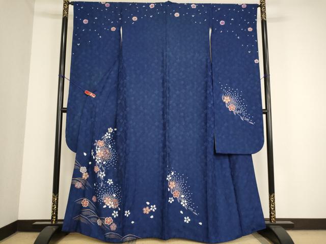 ■■■　サイズ　■■■ 【祝着】 身丈 161.5cm（肩から） 裄丈 63.5cm（肩上げ　0cm） 袖丈 107.5cm　縫込み 5.5cm 袖幅 32.5cm 前幅 24cm 後幅 30cm 着物縫いこみ 内揚げ 4cm （腰上げ　0cm） 裄 お袖側 約2.5cm　身頃側 約4cm ■■■　商品詳細　■■■ 着物【正絹】の状態は接写画像のように衿山に汚れがございますが その他特に目立ったシミ汚れなどもなく大変良い状態です。 大変上質な逸品になります。 お安く出品致しますので、是非この機会にいかがでしょうか？ ■■■　注意事項　■■■ ■モニター発色の具合により色合いが異なる場合がございます。 ■寸法は多少の誤差が生じる場合がございますのでご了承ください。 ■縫込みの長さが左右非対称の場合は短い部分を記載しております。 左右非対称であってもご返品・お値引き等の保証は出来かねますので、ご了承の上ご購入をお願い致します。 ■シミ等のチェックには注意を払っておりますが、見落としがある場合もございますし、個人の見解も様々ですので神経質な方のご購入はお控えください。 ■箪笥に入っておりました着物や帯なので畳みシワや匂いがあるものもございます。 ■お休みは基本的に土日祝となりますが、その他臨時でお休みする場合がございますのでご了承ください。 ■商品の発送は平日のみの発送となります。 ■夜間と土曜、日曜日はお問い合わせの回答が遅れる場合がございます。 ■当店では、お直し、紋入れ、お手入れ等は承っておりません。 ■生地の状態（ヤケ、経年劣化等）によってはサイズ直しが出来ない場合がございます。 その点もどうかご了承のうえ、ご購入をお願いいたします。 ■弊社で取り扱う商品は一点ものにつき、時期や在庫状況に応じて金額が変更となる場合がございます。 ■検針は行っておりません。予めご了承いただきますようお願いいたします。 ■【洗える着物】と記載のある商品におきましては、商品お届け後に洗濯を行ってしまってからのご返品にはご対応しかねます。 念の為、専門店でのお手入れをお願いいたします。 ■着物のサイズ目安は下記を参考ください↓ ＜女性着物＞　お端折り次第で＋5cm　−1cmが着用可能サイズ 　例）身丈170cmの場合、身長160cm〜175cm ＜男性着物＞　身丈＋約25cm〜27cm程が適応身長 　例）身丈155cmの場合、身長180〜182cm